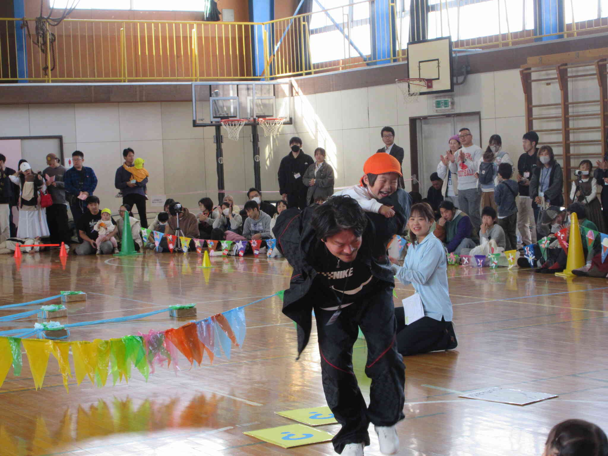 パパの背中にのってゴールを目指しました！（２歳児）