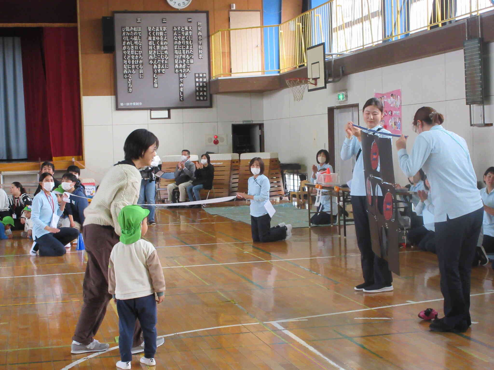 自分で作った玉を的めがけて投げました。（３歳児）