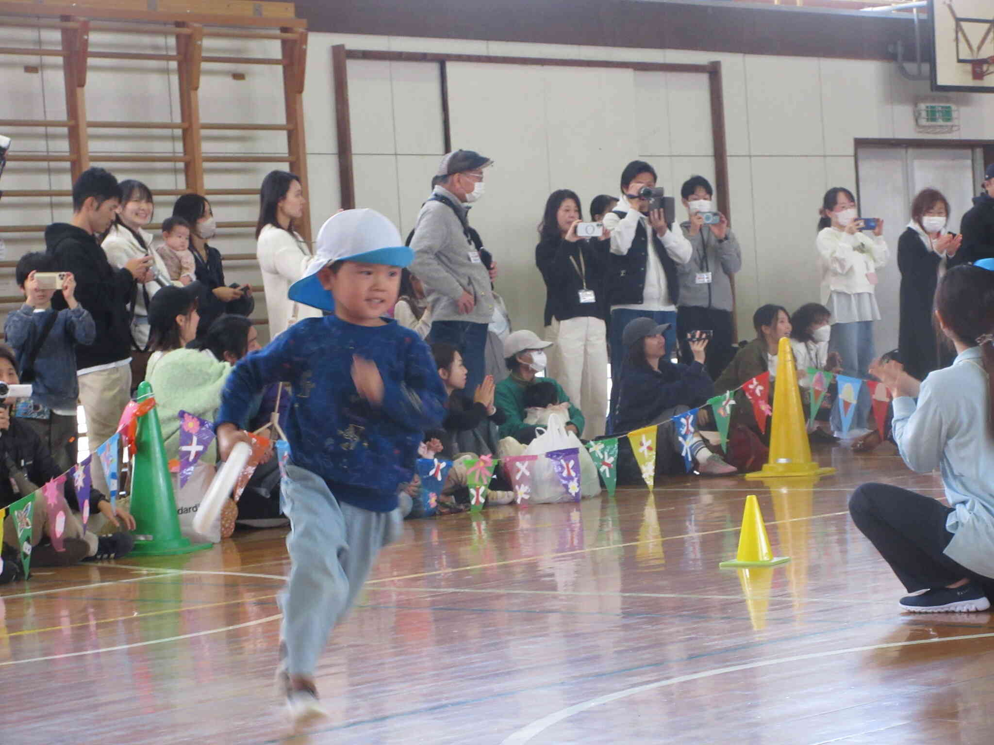 ４・５歳児リレー！たくさんの声援の中走ります。