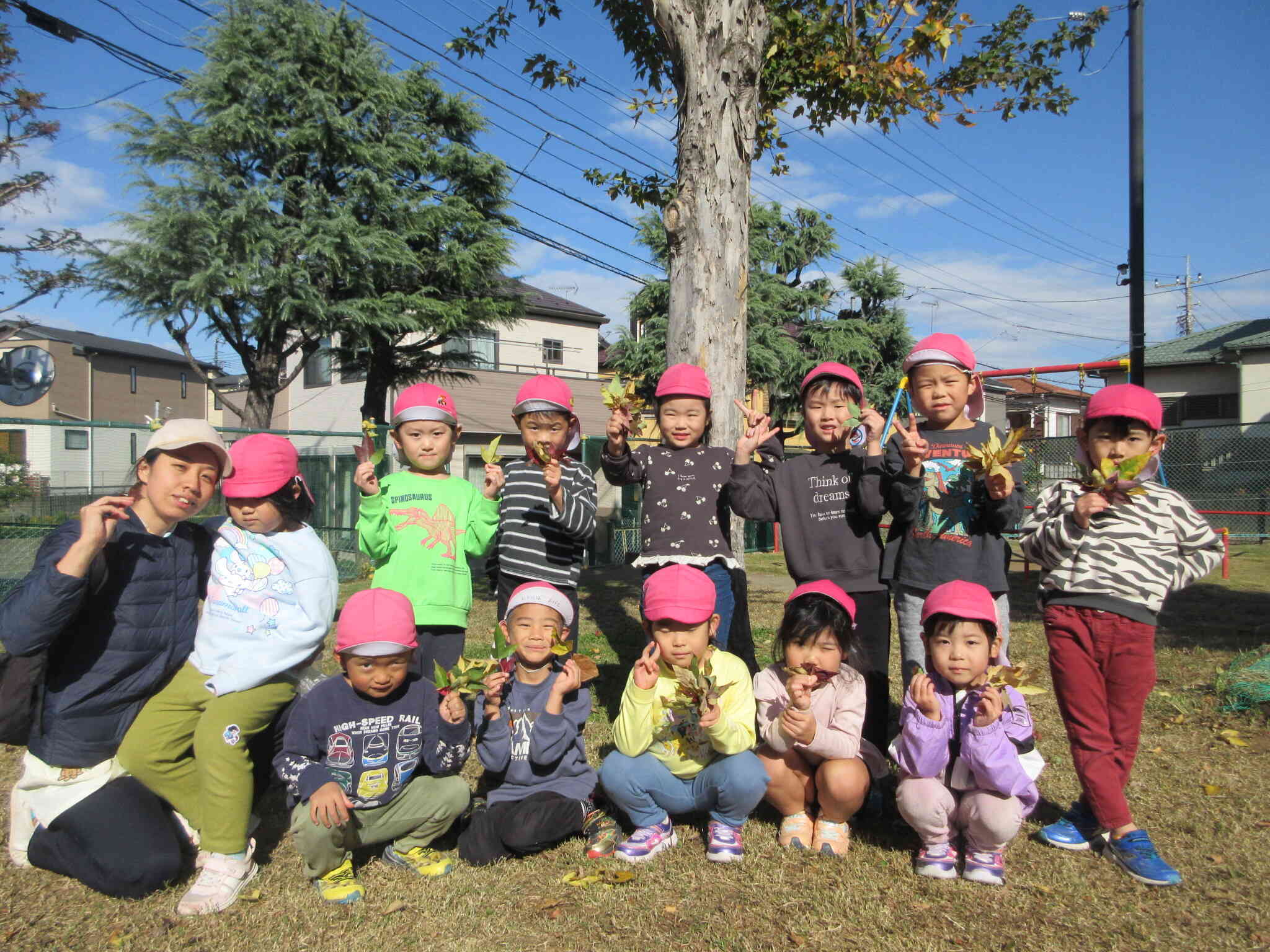 「はい、ポーズ」落ち葉のお土産です。(5歳児)