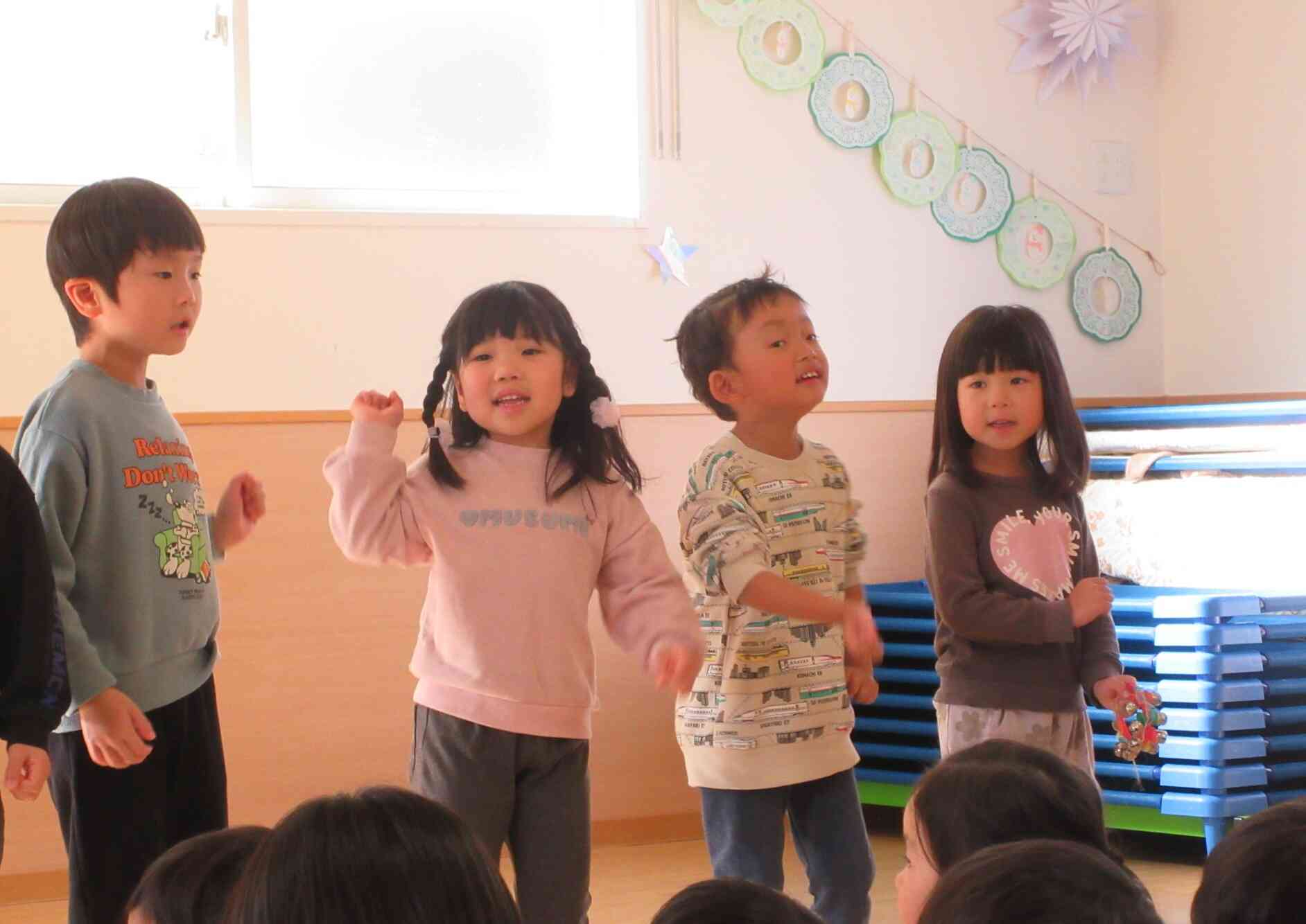 かわいい振付で「あわてんぼうのサンタクロース」♪を歌いました。