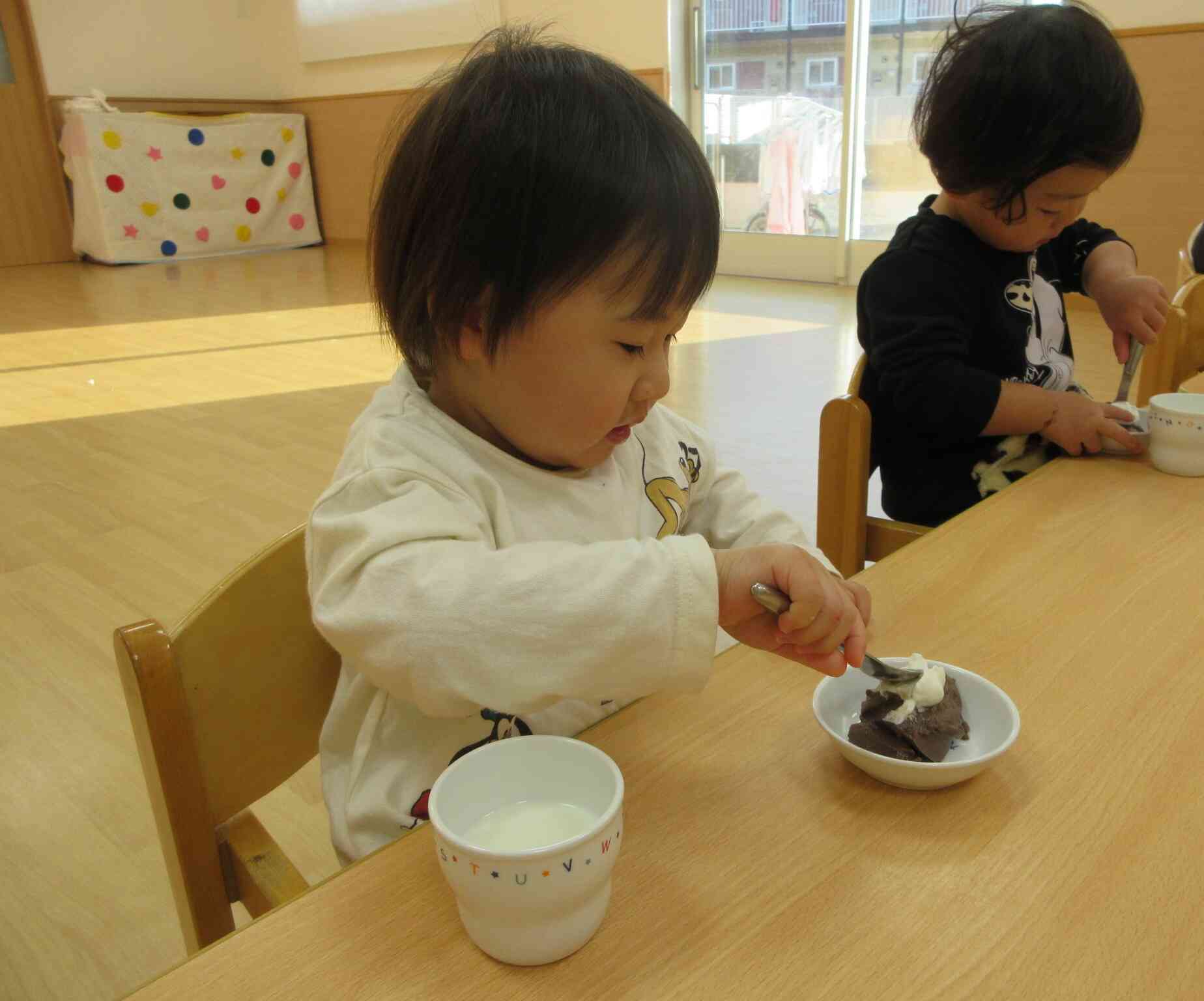 　　クリームから食べちゃお！