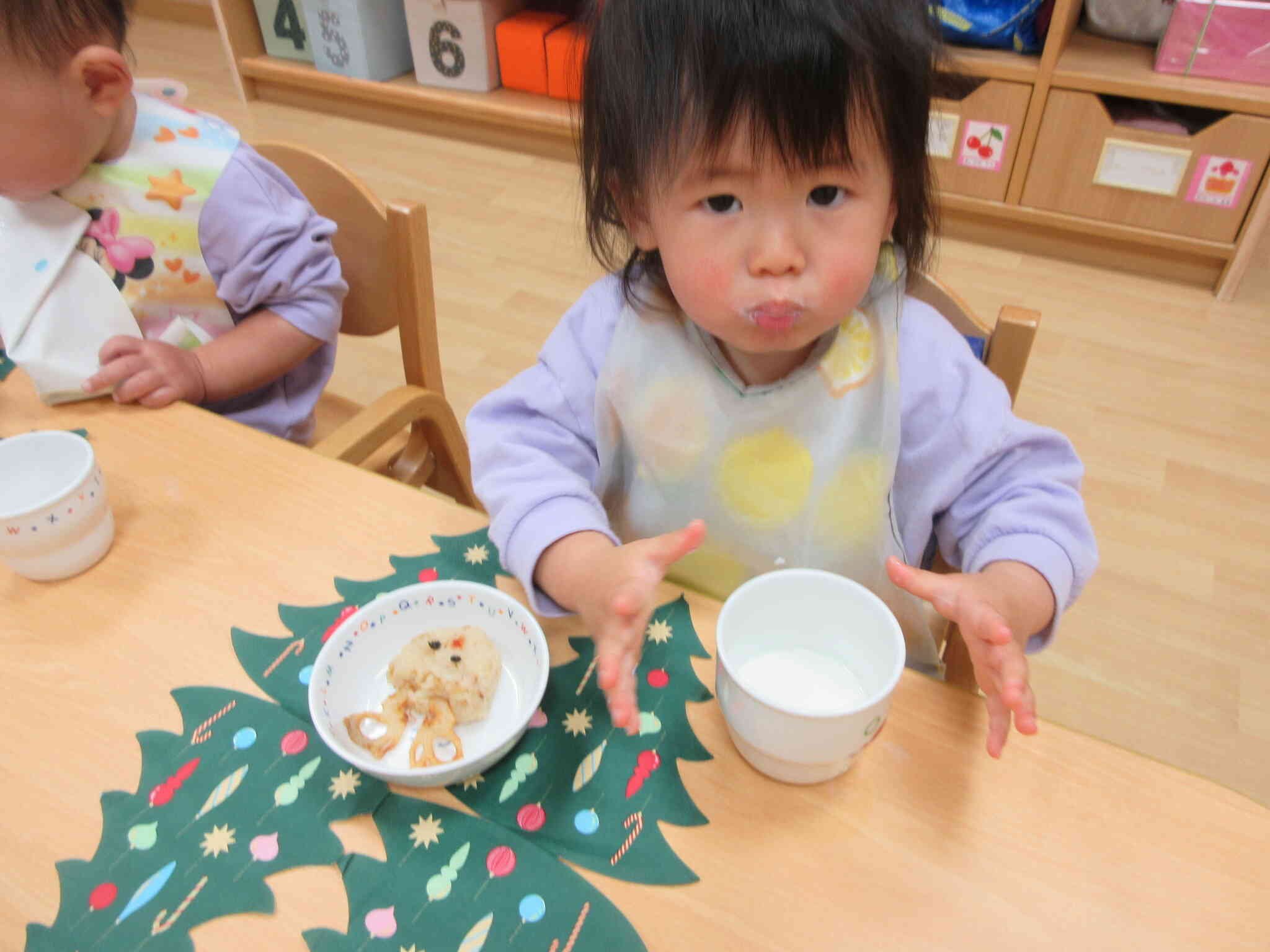 　 おやつはトナカイのおにぎりです（0歳児）