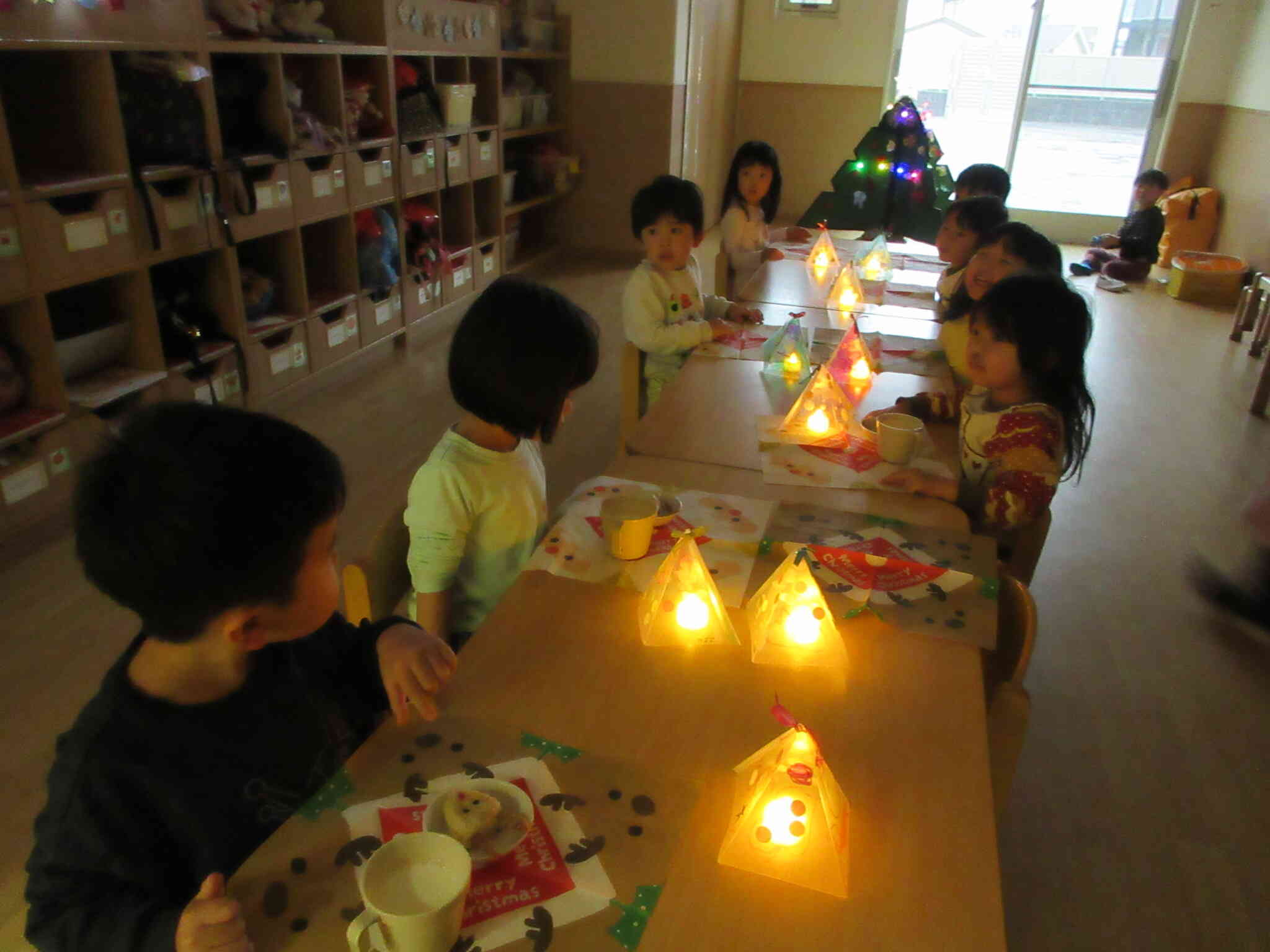 キャンドルライトを照らしていただきま～す（3歳児）