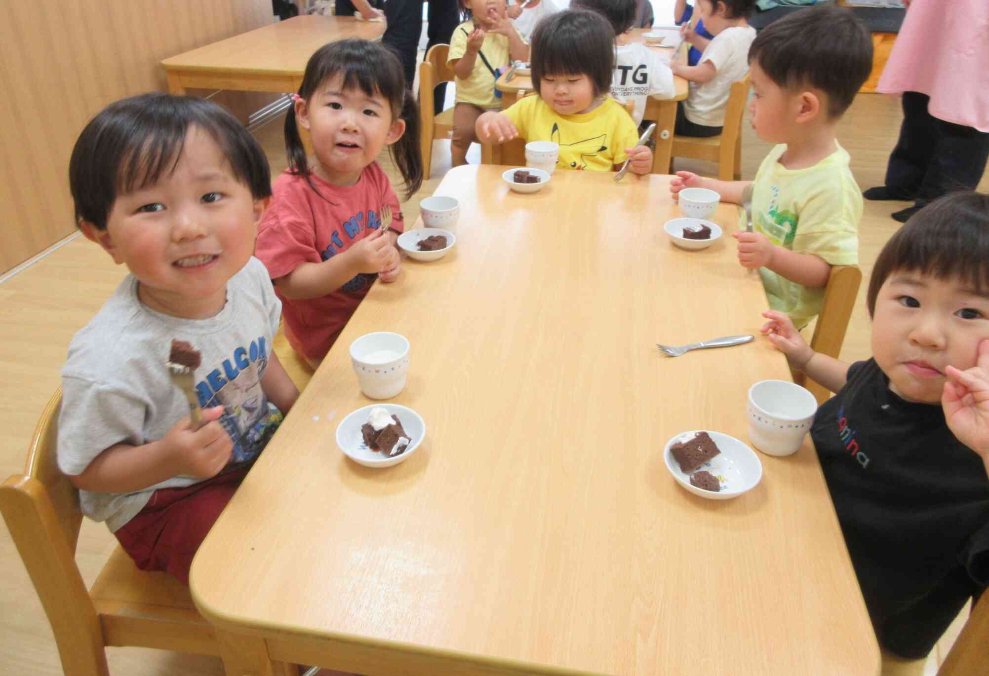 みんなでケーキをいただきま～す!!