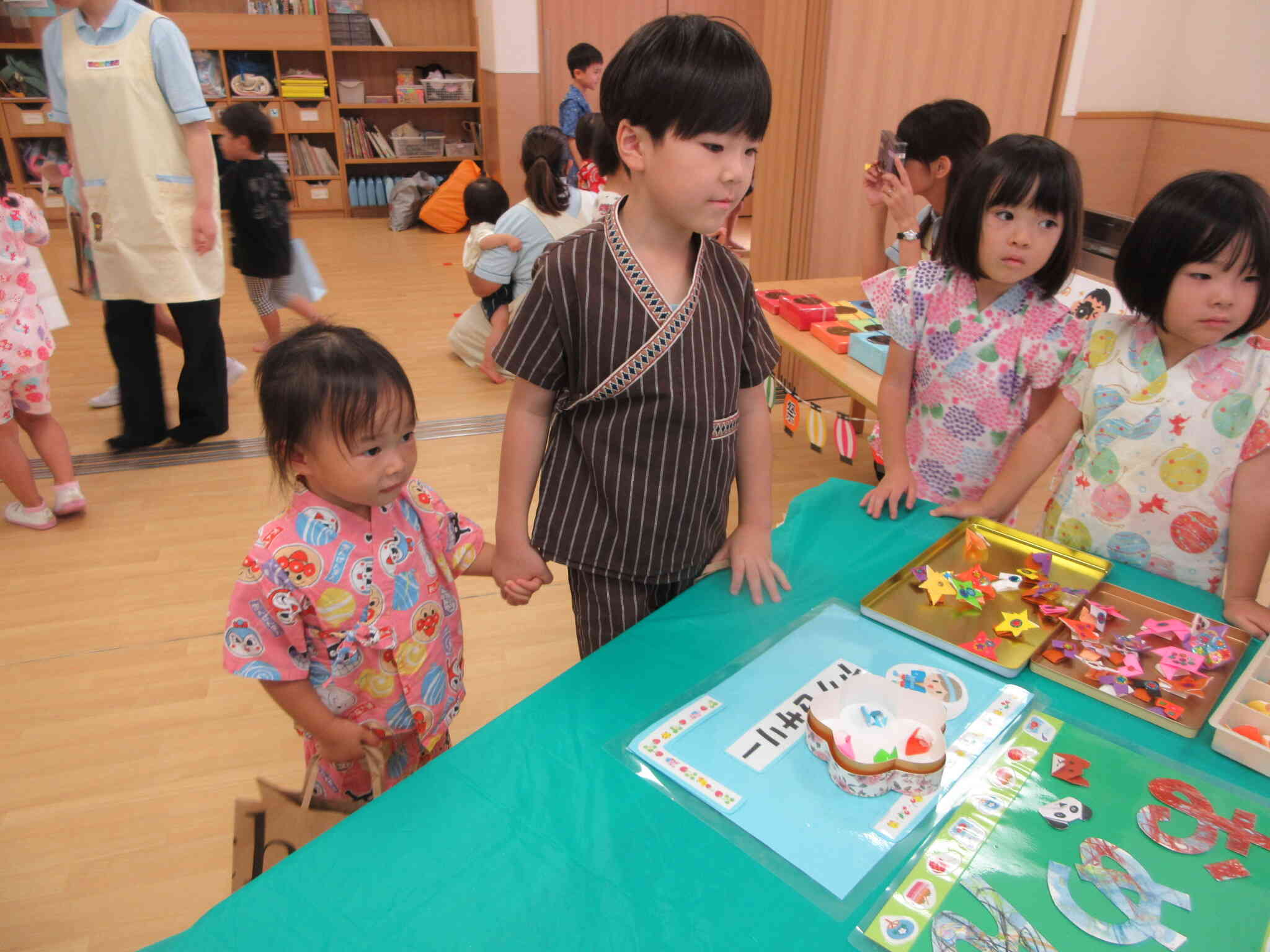 5歳児と２歳児がペアになり縁日を楽しみました。
