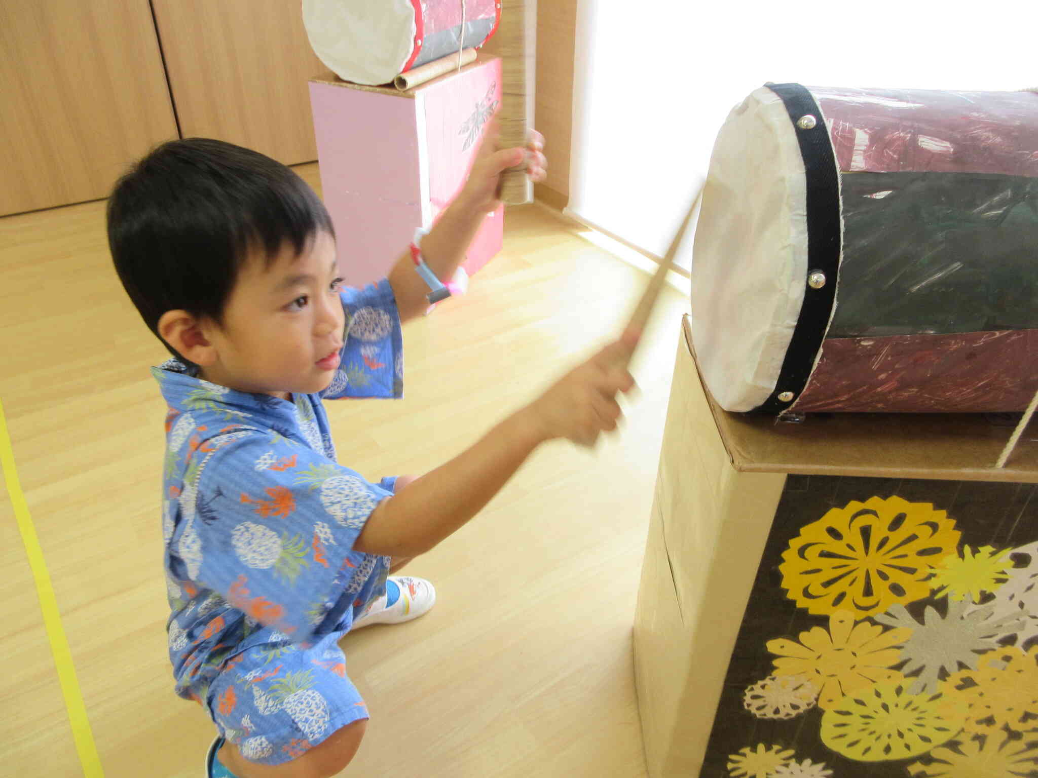 　保育士の手作り太鼓を叩いてみよう♪