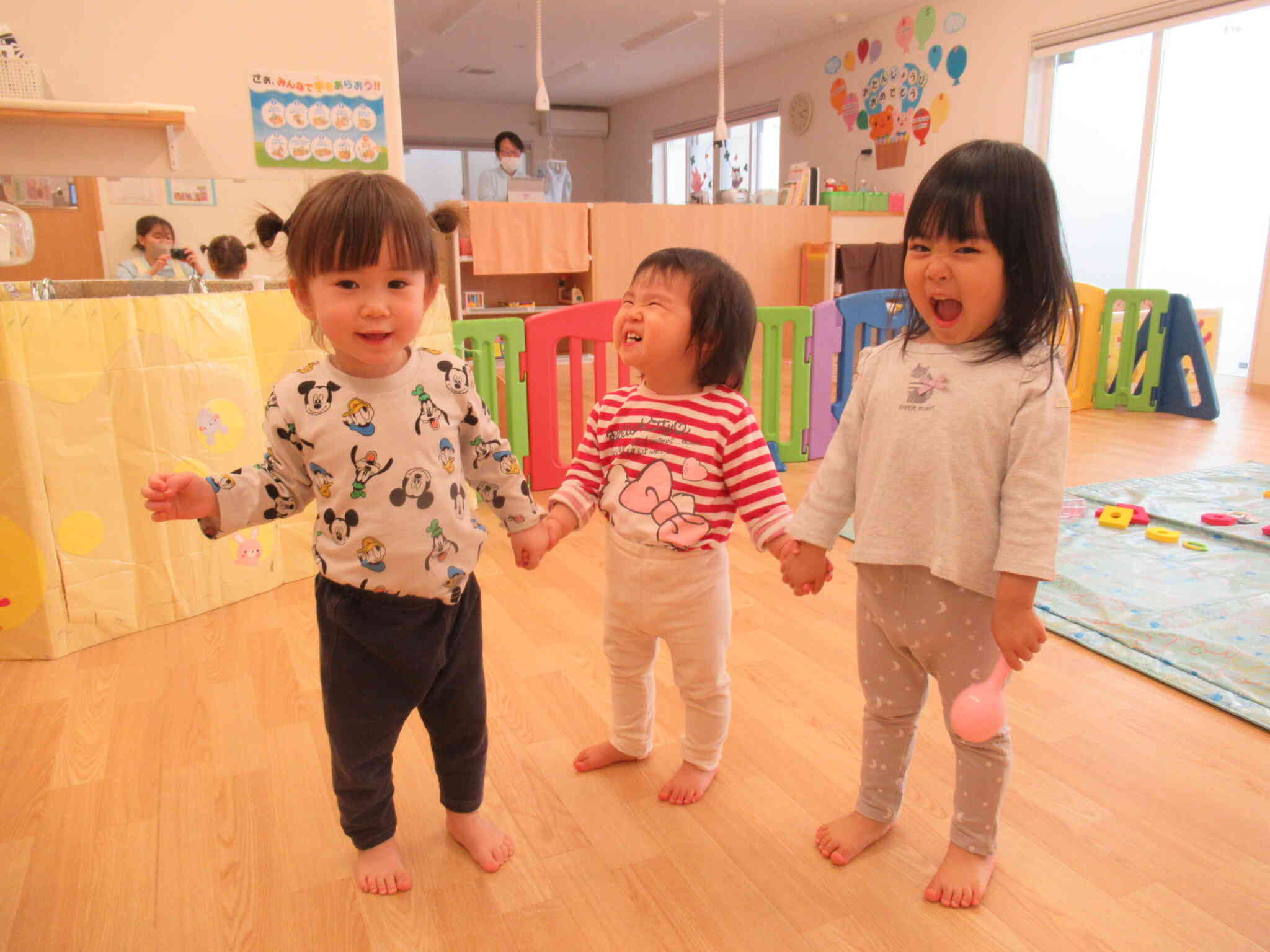 おててを繋いでお散歩、楽しいね☆