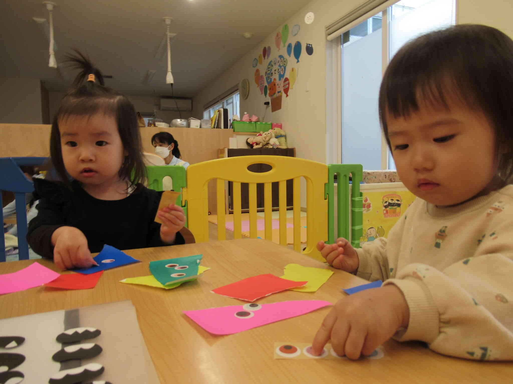 おめめをペタッ！