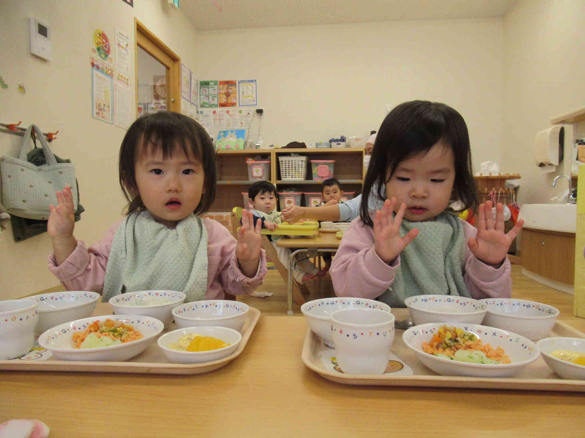 キラキラキラキラ手はお膝〜