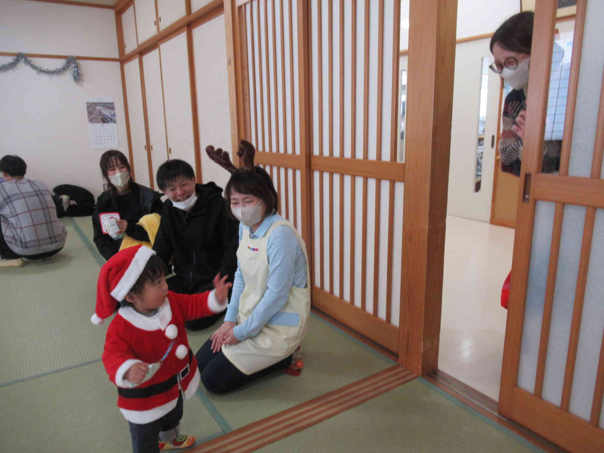 かわいいサンタさんがお見送り♪