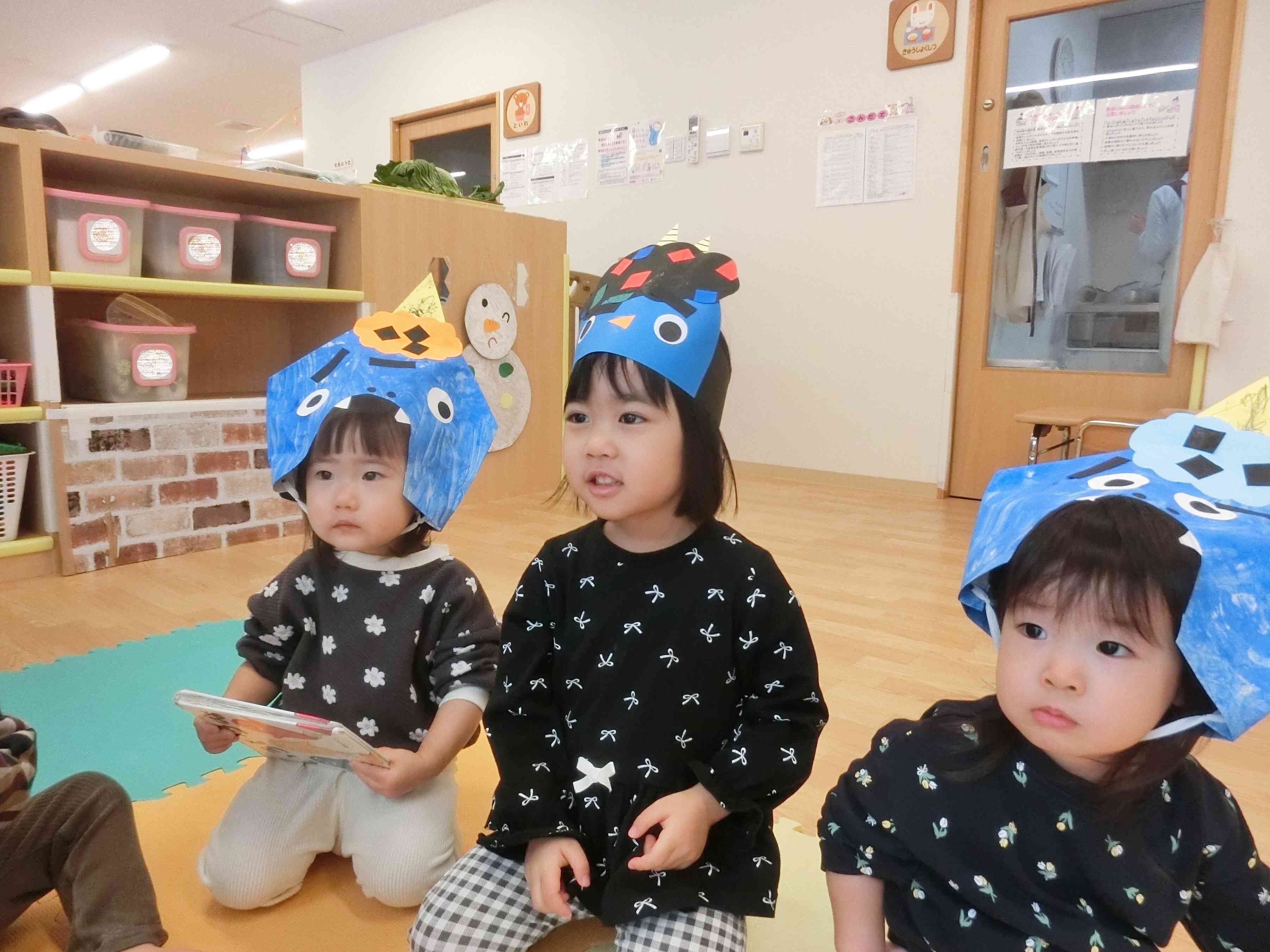 節分の絵本を見ているよ♡