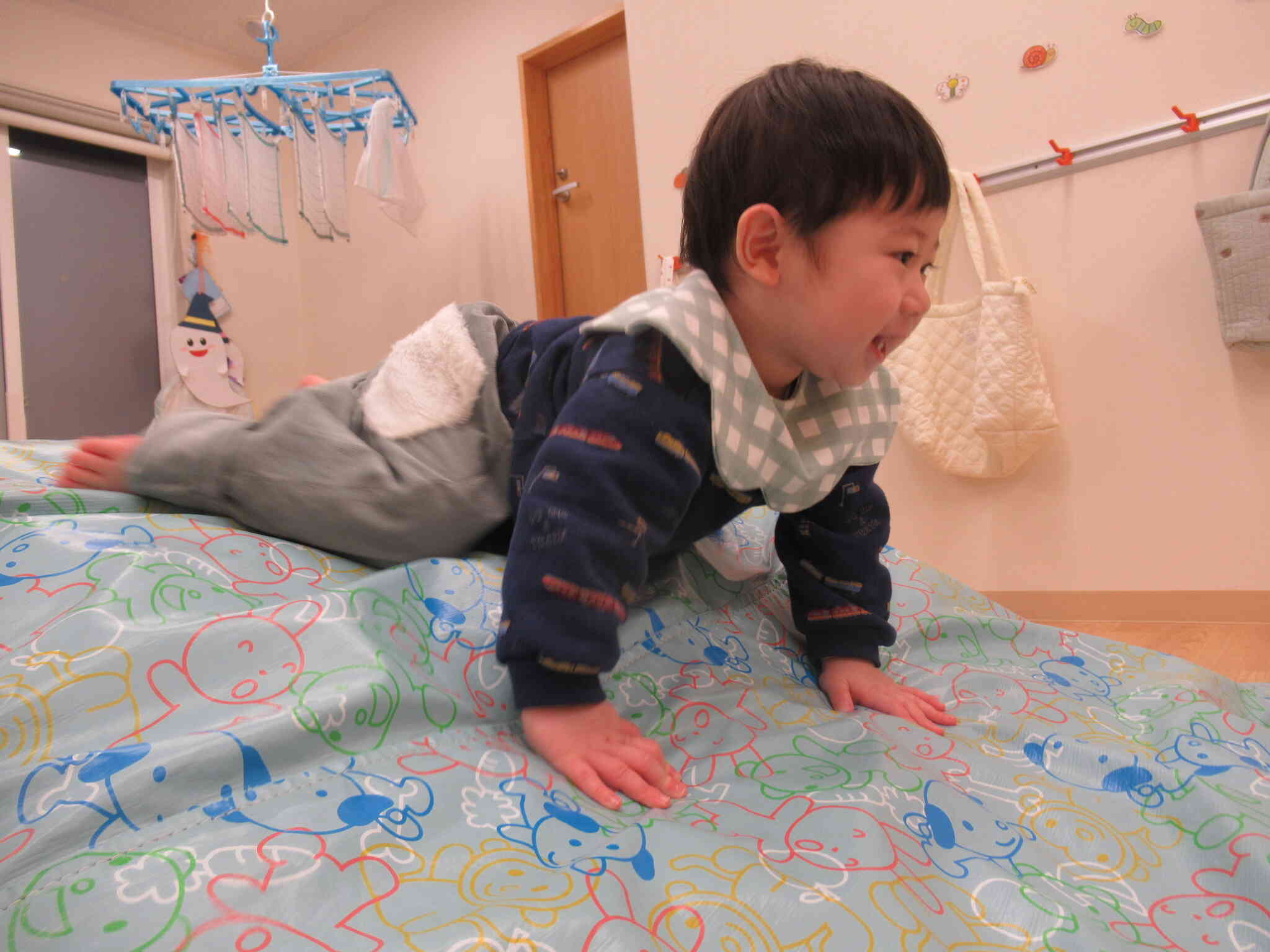 下り坂もハイハイで上手に降りるよ☆