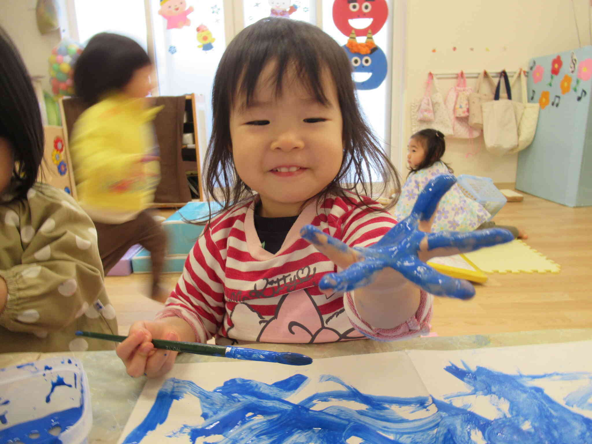 みてみて！おててが青くなっちゃった！