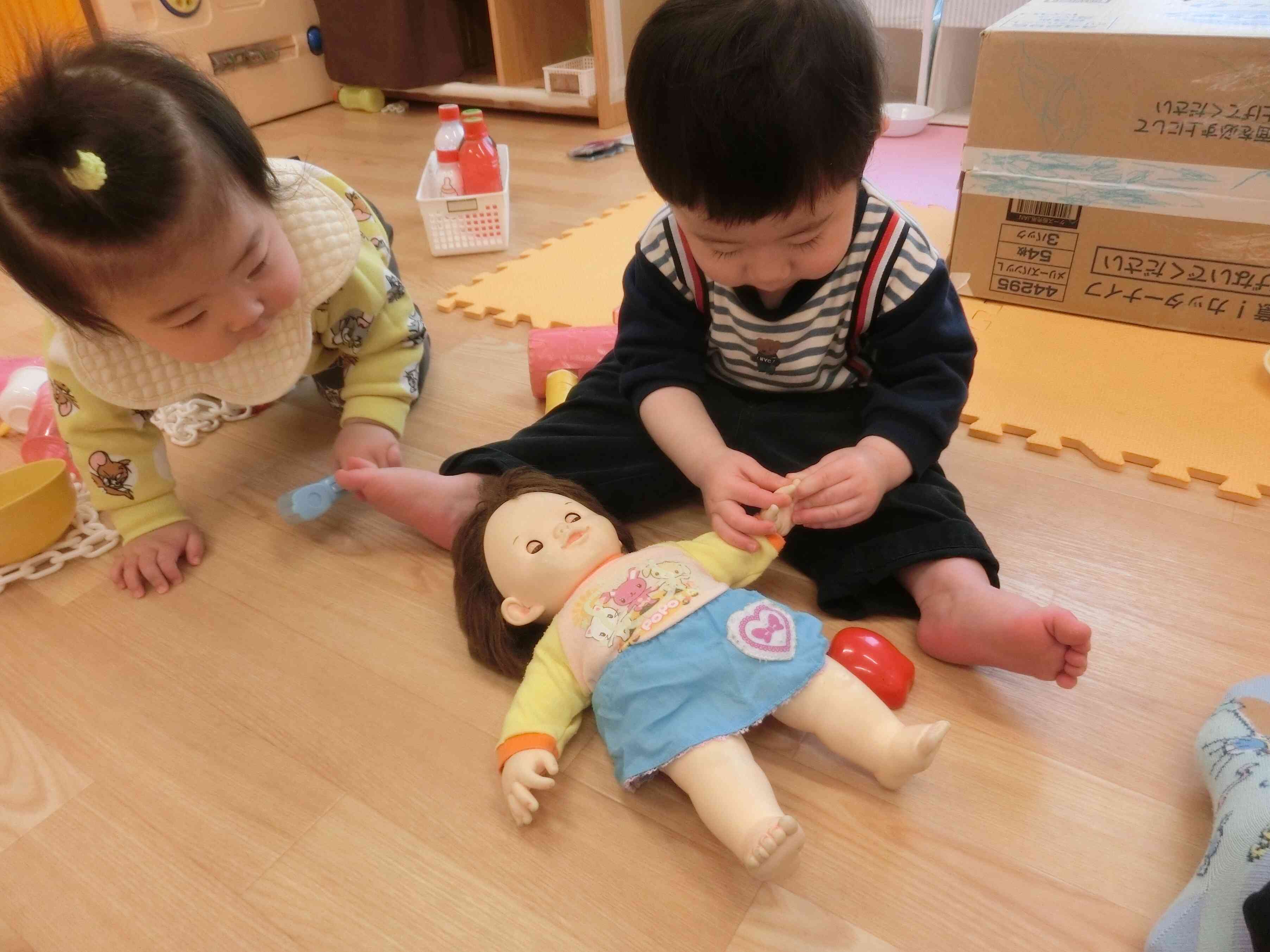 お人形さんのお世話中♡