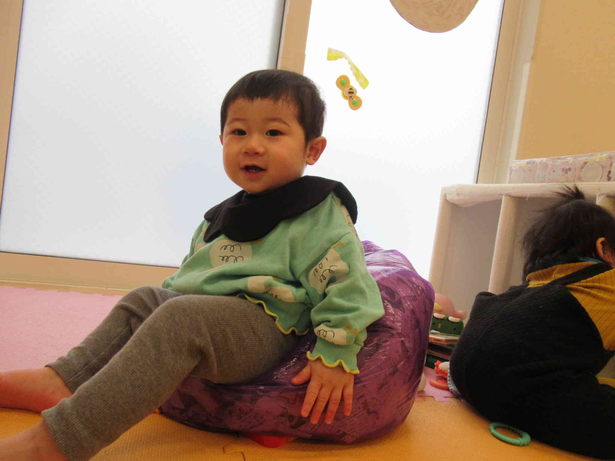 鬼さんクッション気持ちいな～！