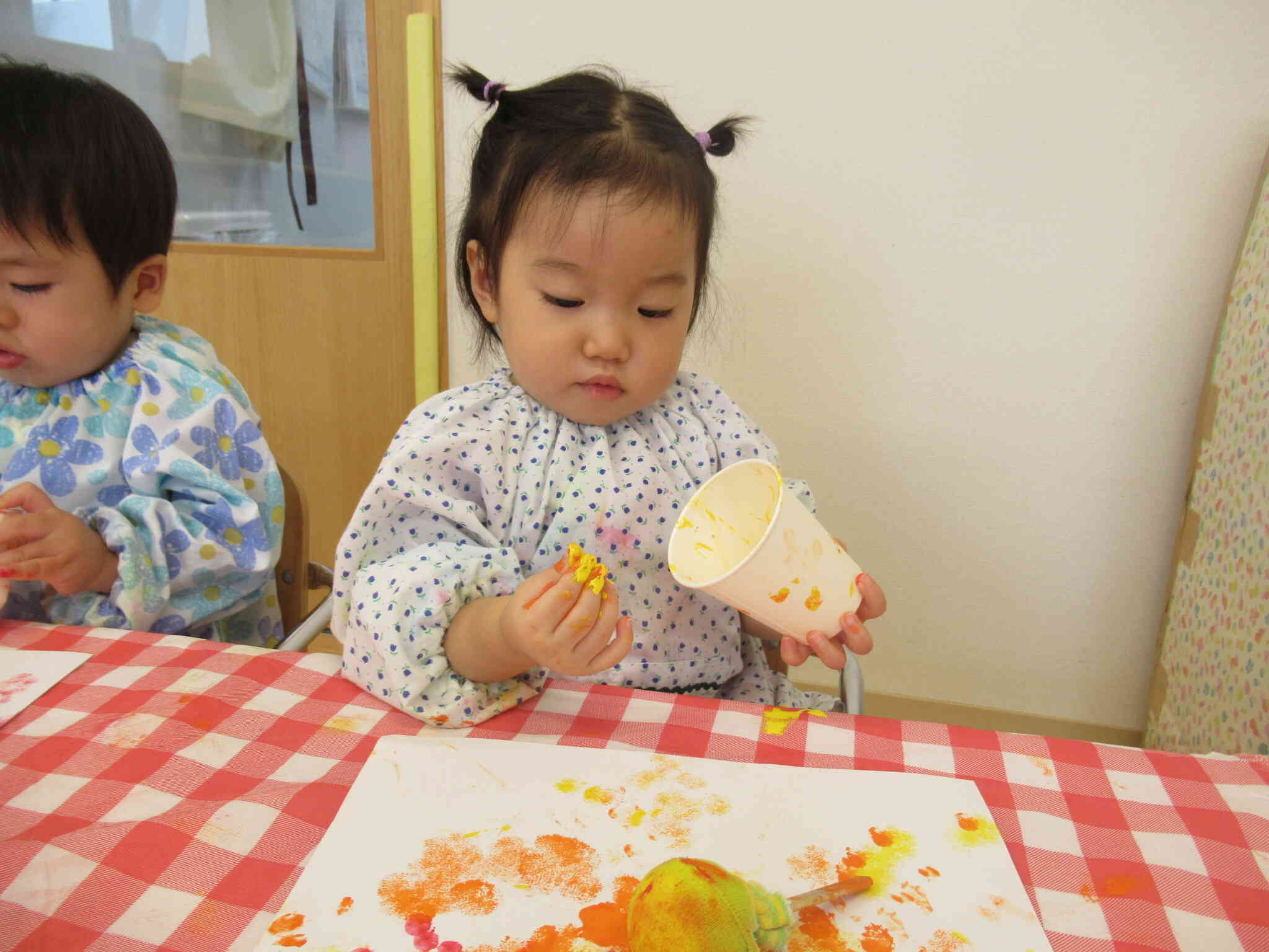 絵の具遊び楽しいね♪　０歳児（ひよこ組）