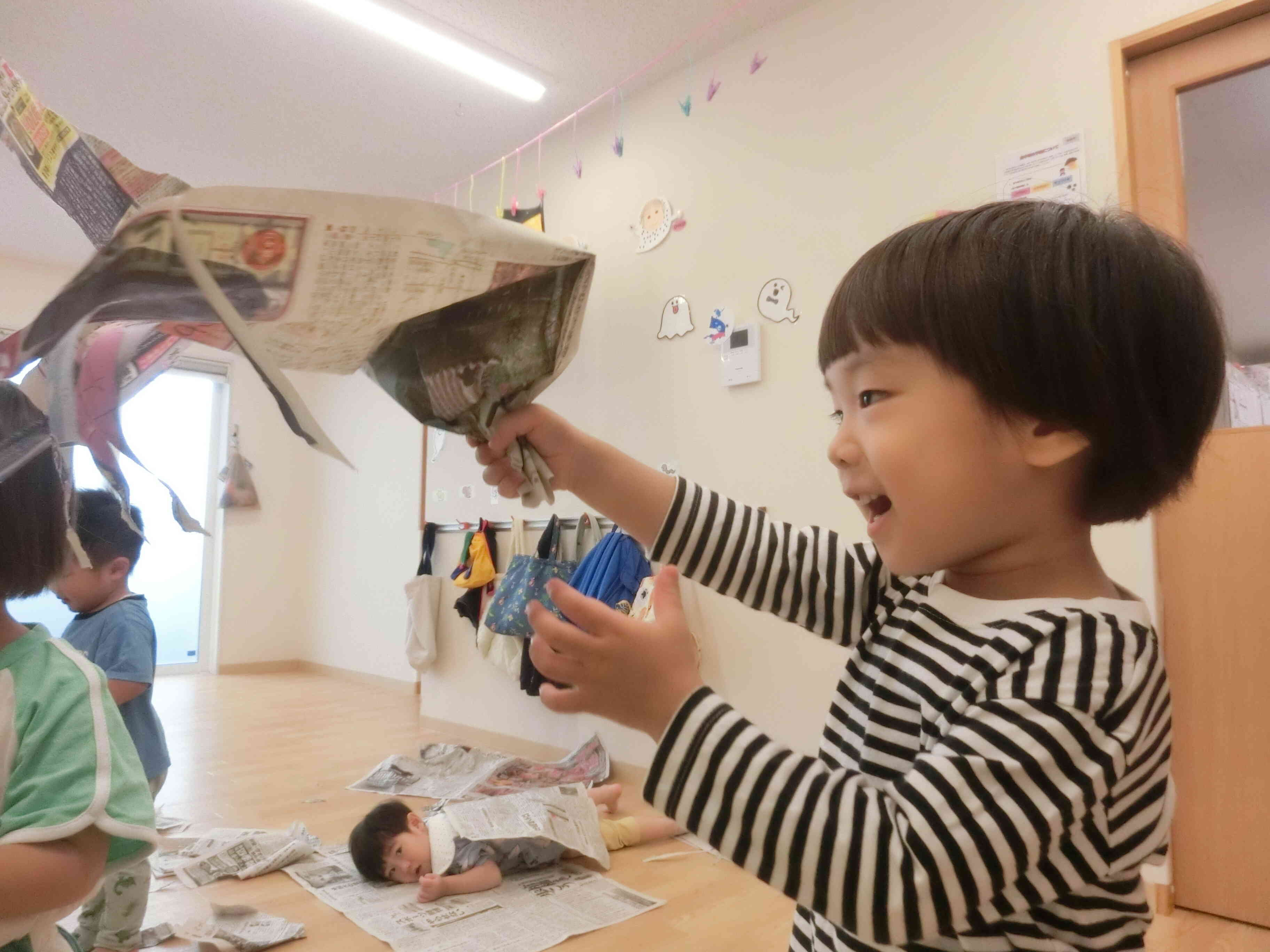 新聞紙遊び、楽しいね♪