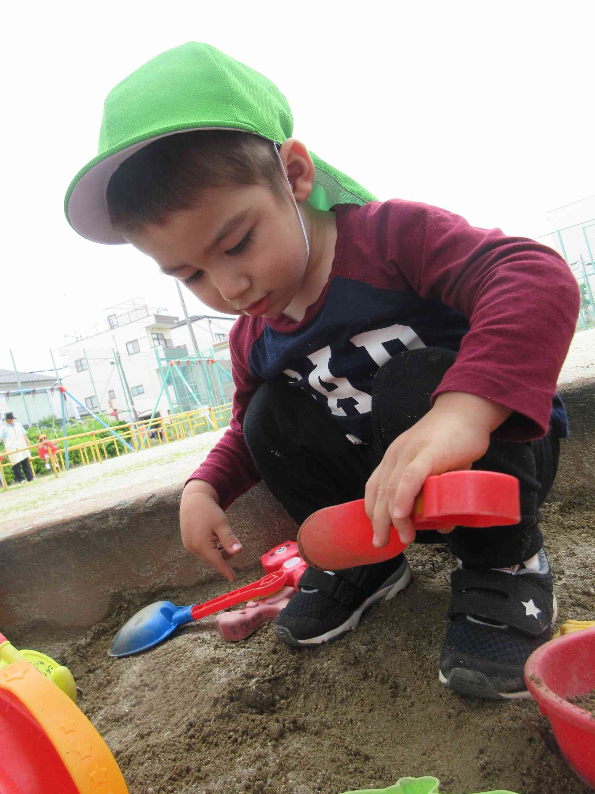 この日は砂場のある公園へ