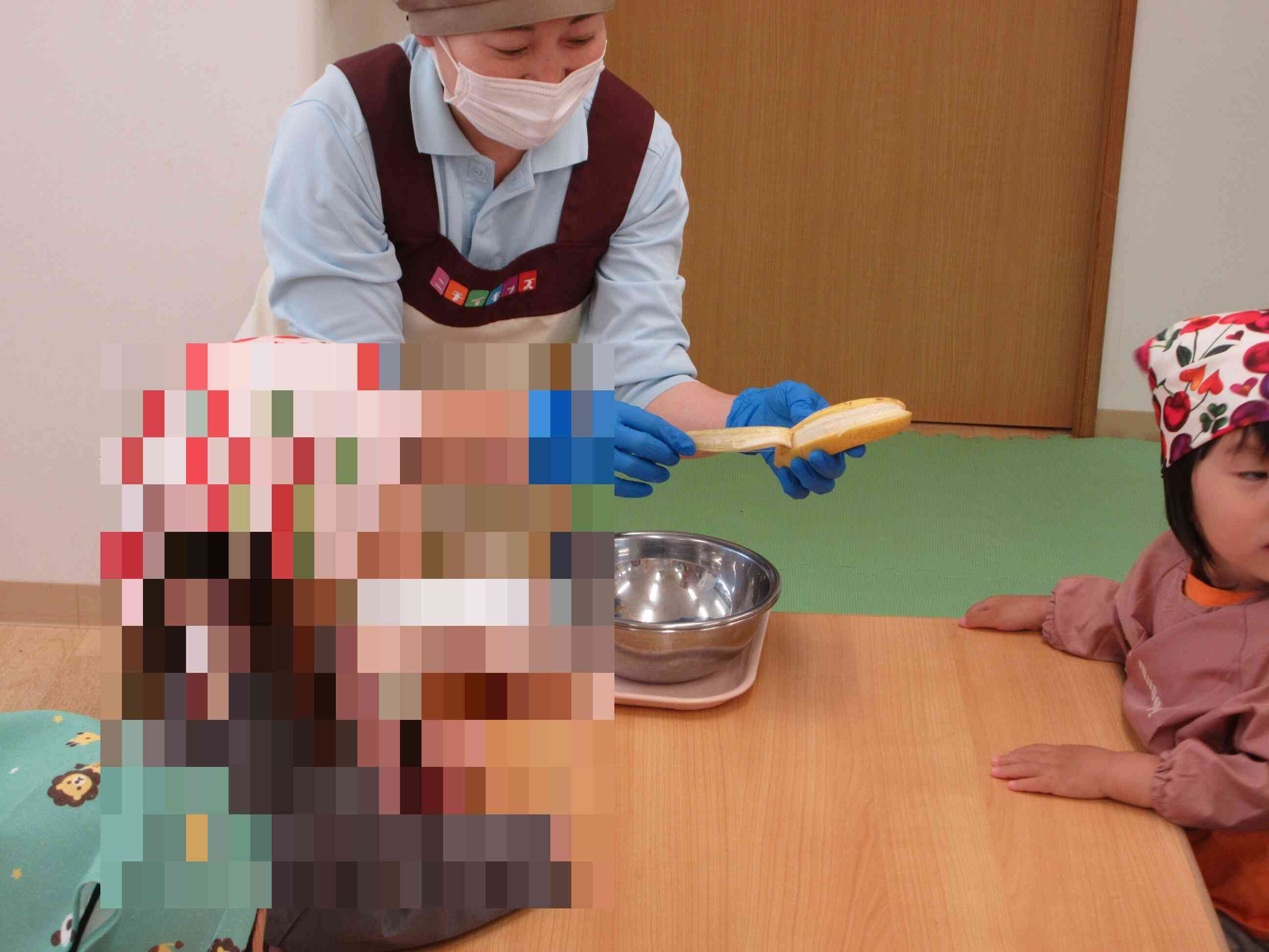 栄養士の先生にバナナの皮のむき方を教えてもらいましたよ。