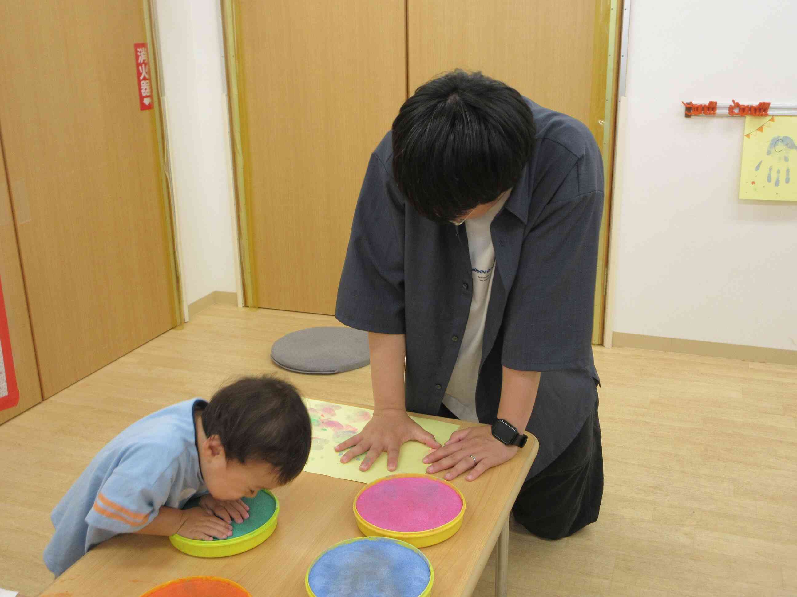 一緒に手形スタンプもしたよ。パパの手大きいね！
