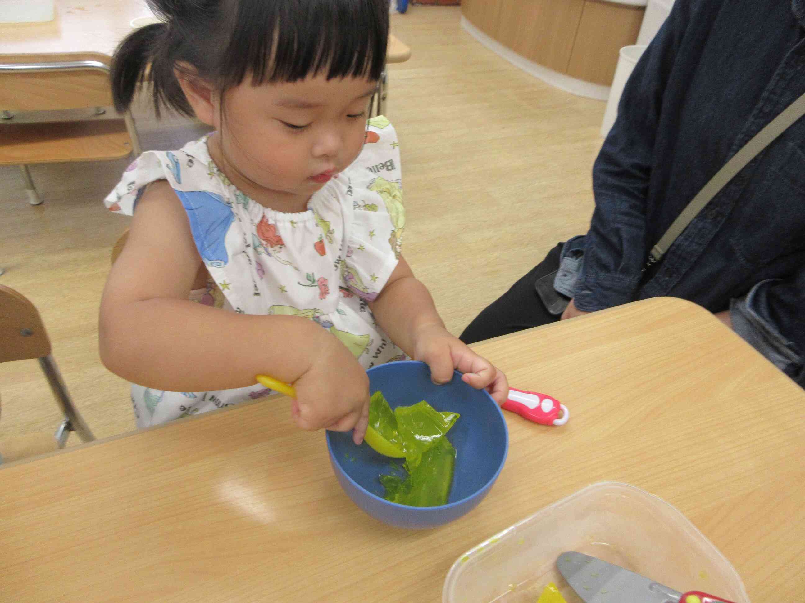感触遊び～寒天の感触を楽しんだよ
