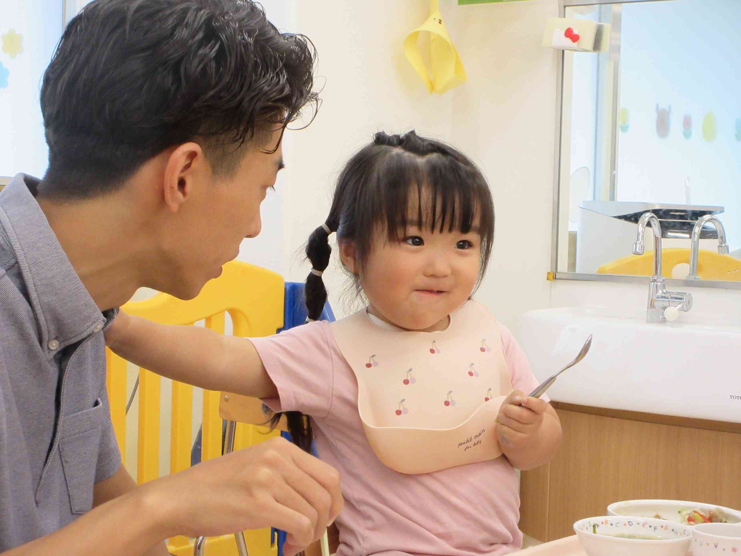 一緒に食べる給食、おいしいね。