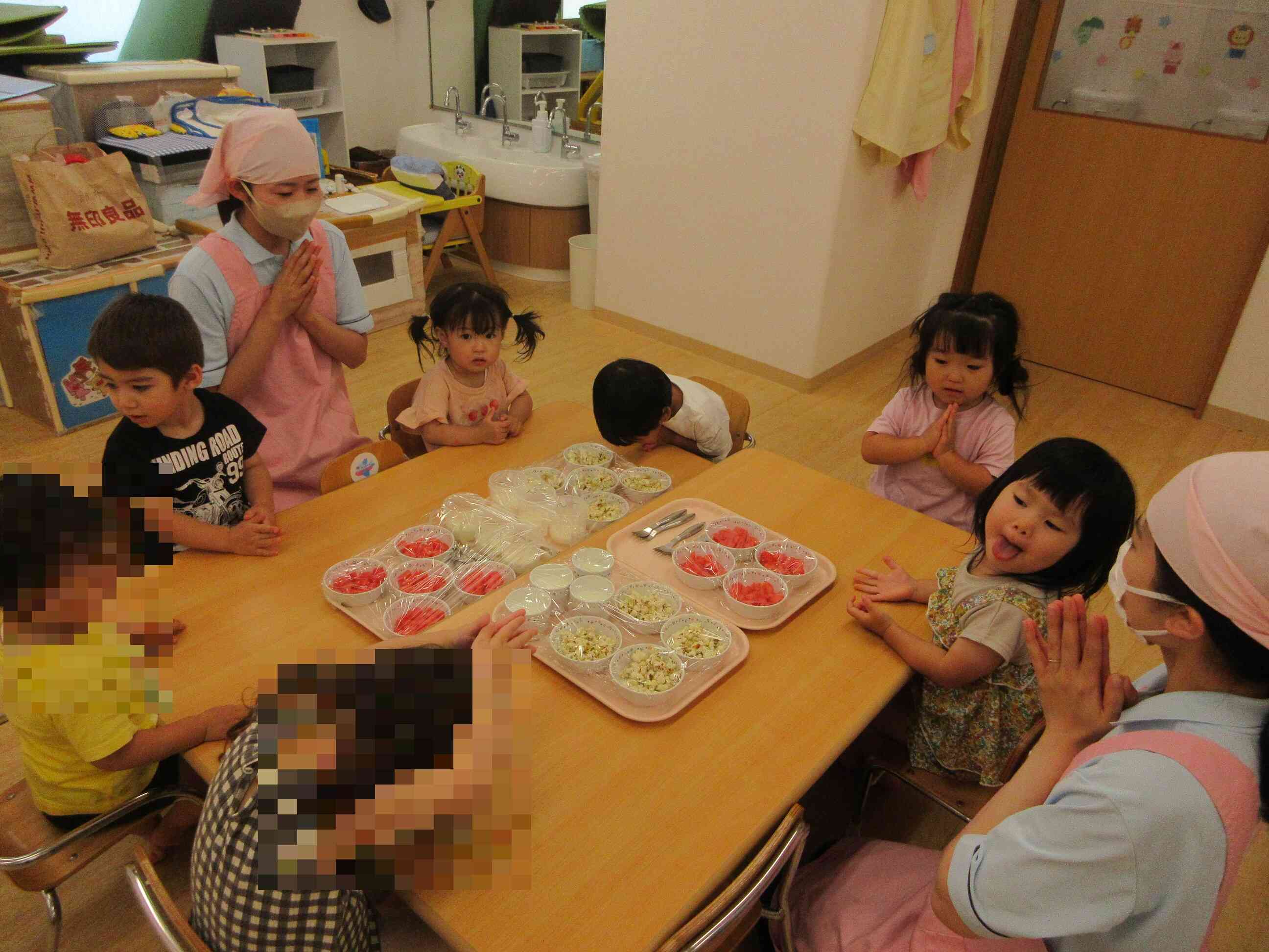 3時のおやつはスイカだよ♪　いただきま〜す（注：すいか割りとは別のすいかです）