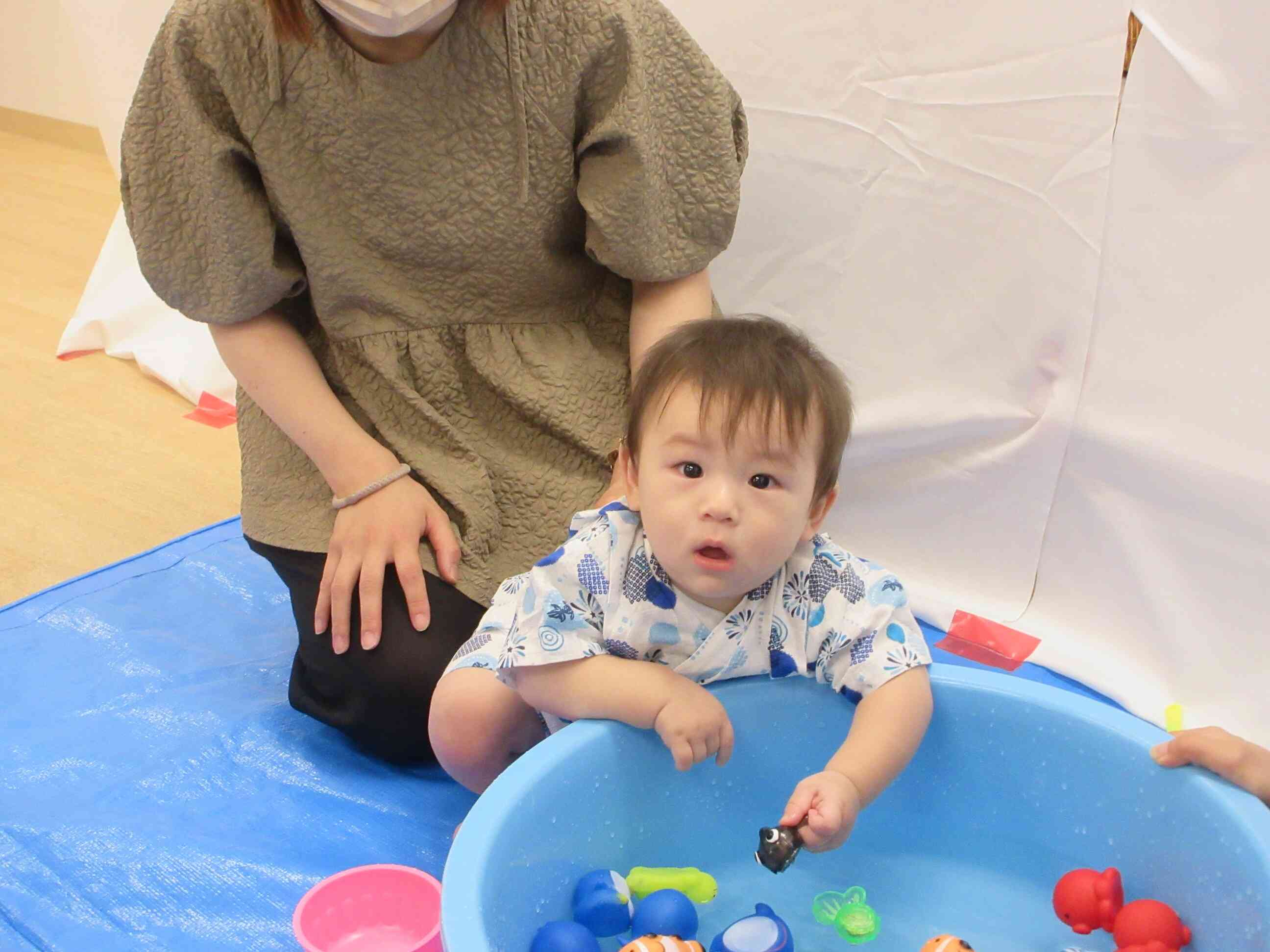 小さなお友だちはお手てでおもちゃすくいに挑戦！お水がつめたくて気持ちいいね