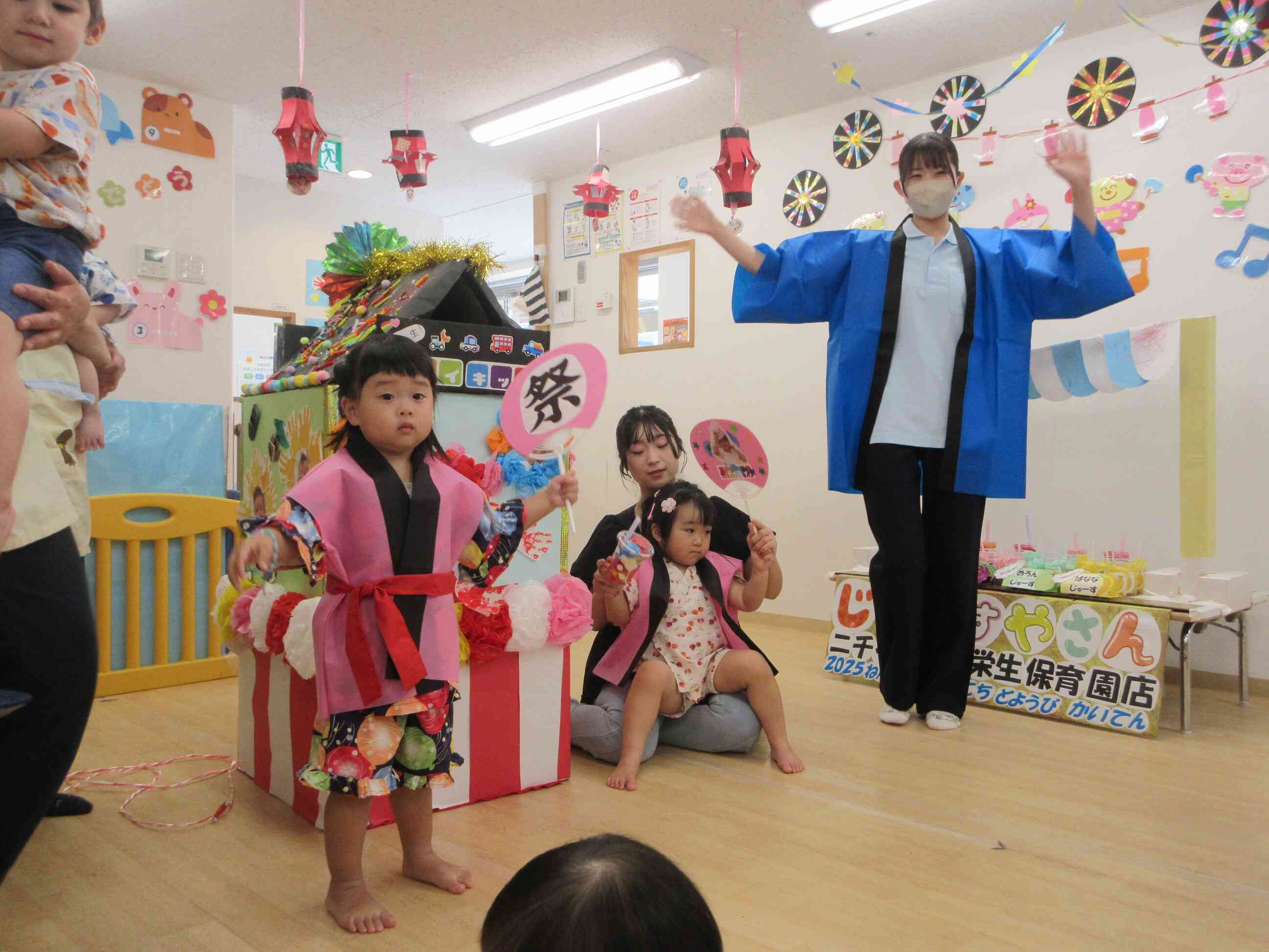 神輿を囲んで盆踊りも～エビカニクス音頭～
