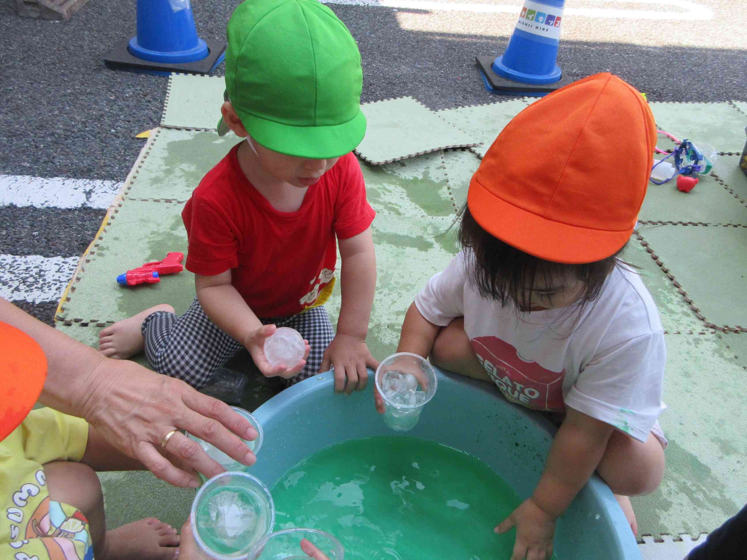 色水遊びに氷も浮かべて。「ジュースどうぞ」