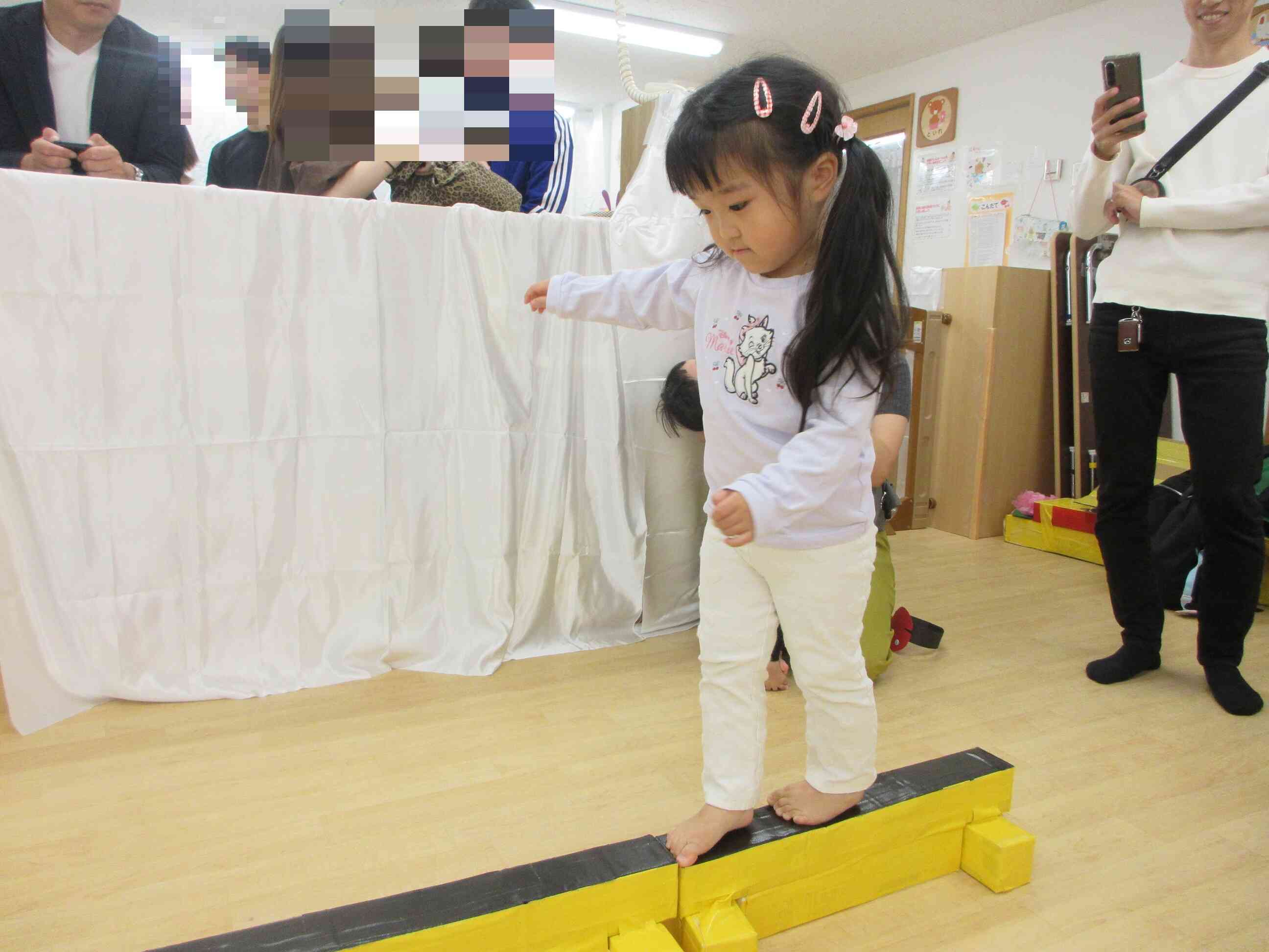一人で平均台も渡れるよ！見ててね♪