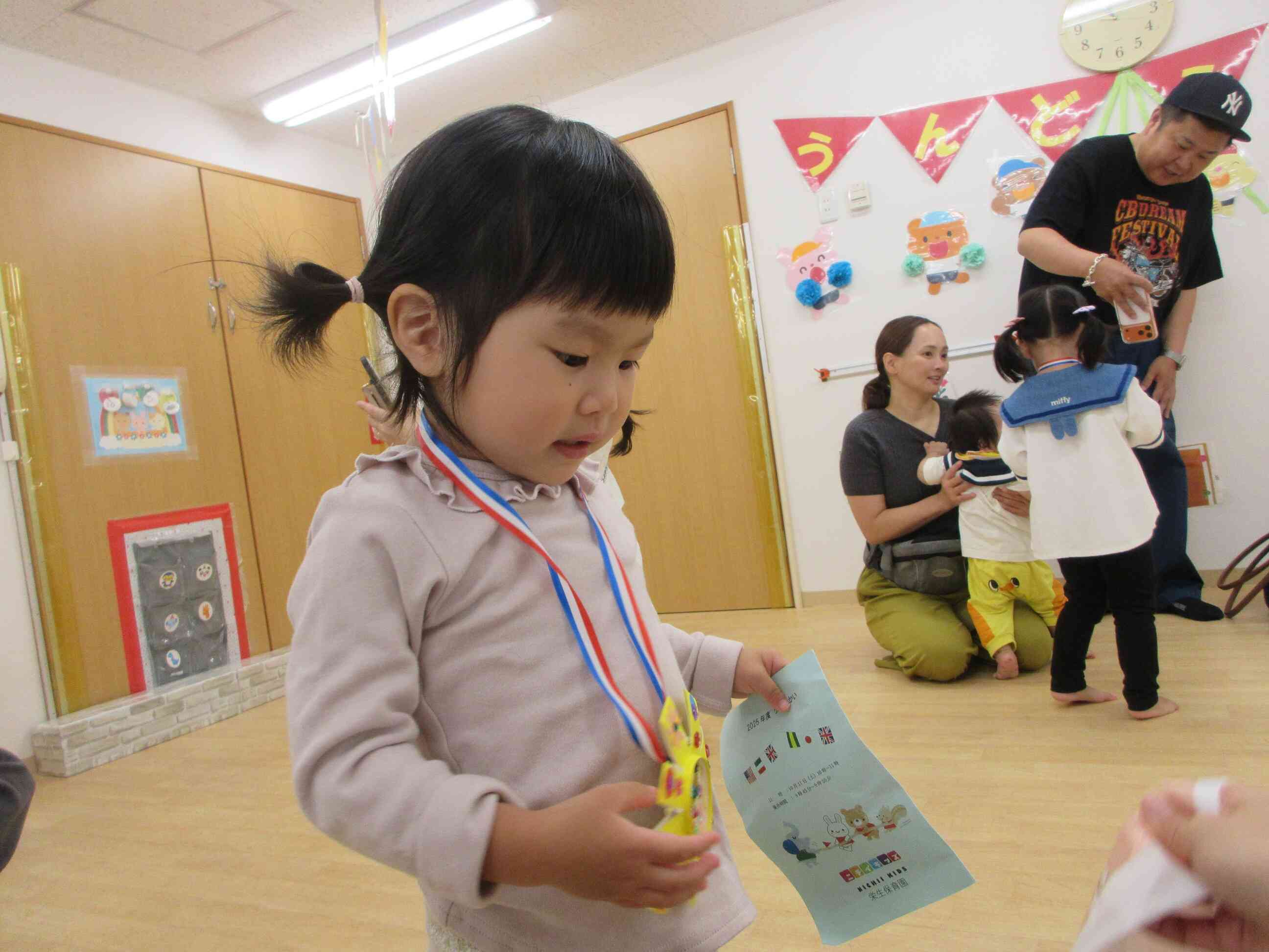 みんな頑張ったね。先生から手作りのメダルをもらったよ