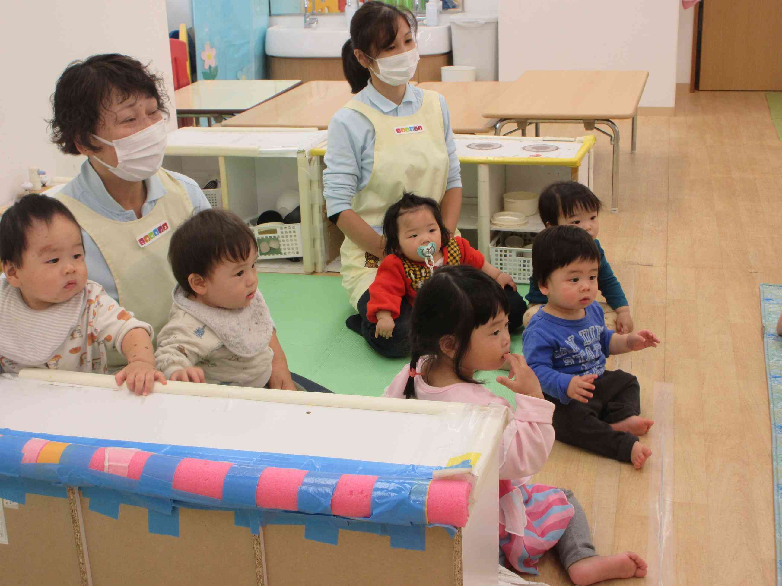 小さなお友だちも絵本が大好きですよ