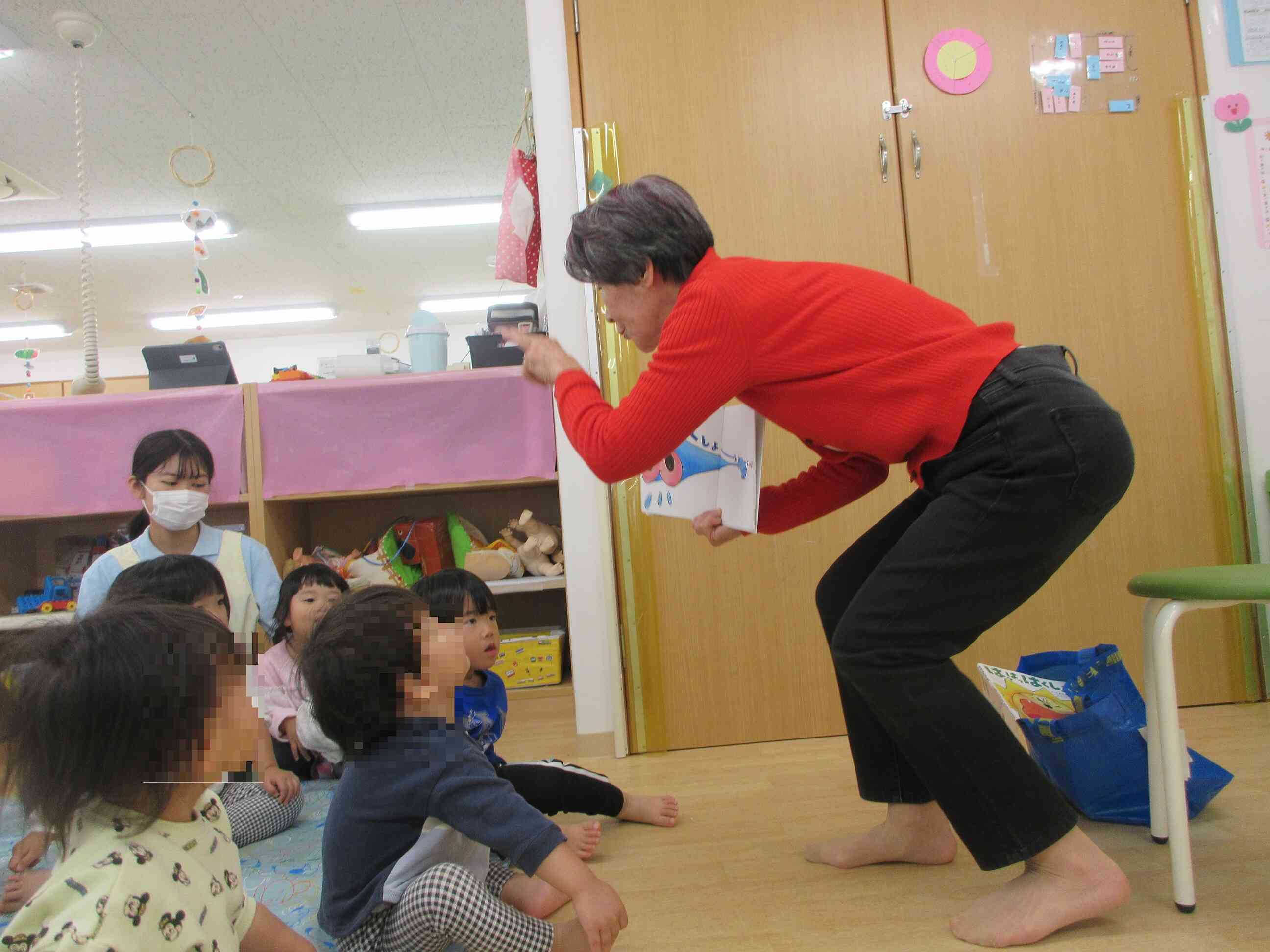 時には、身振り、手振りで子どもたちを楽しませてくれます。