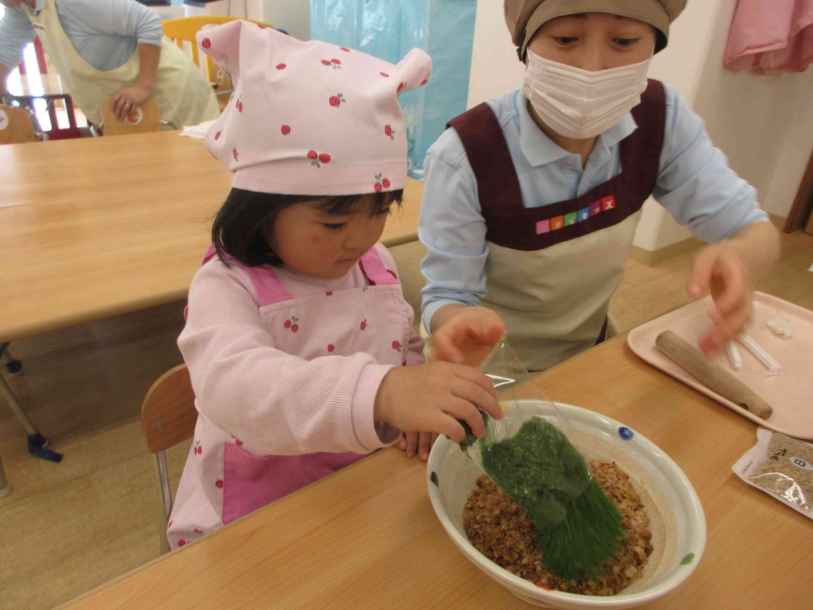 かつおぶしに青のりにごまを使ってふりかけをつくりました