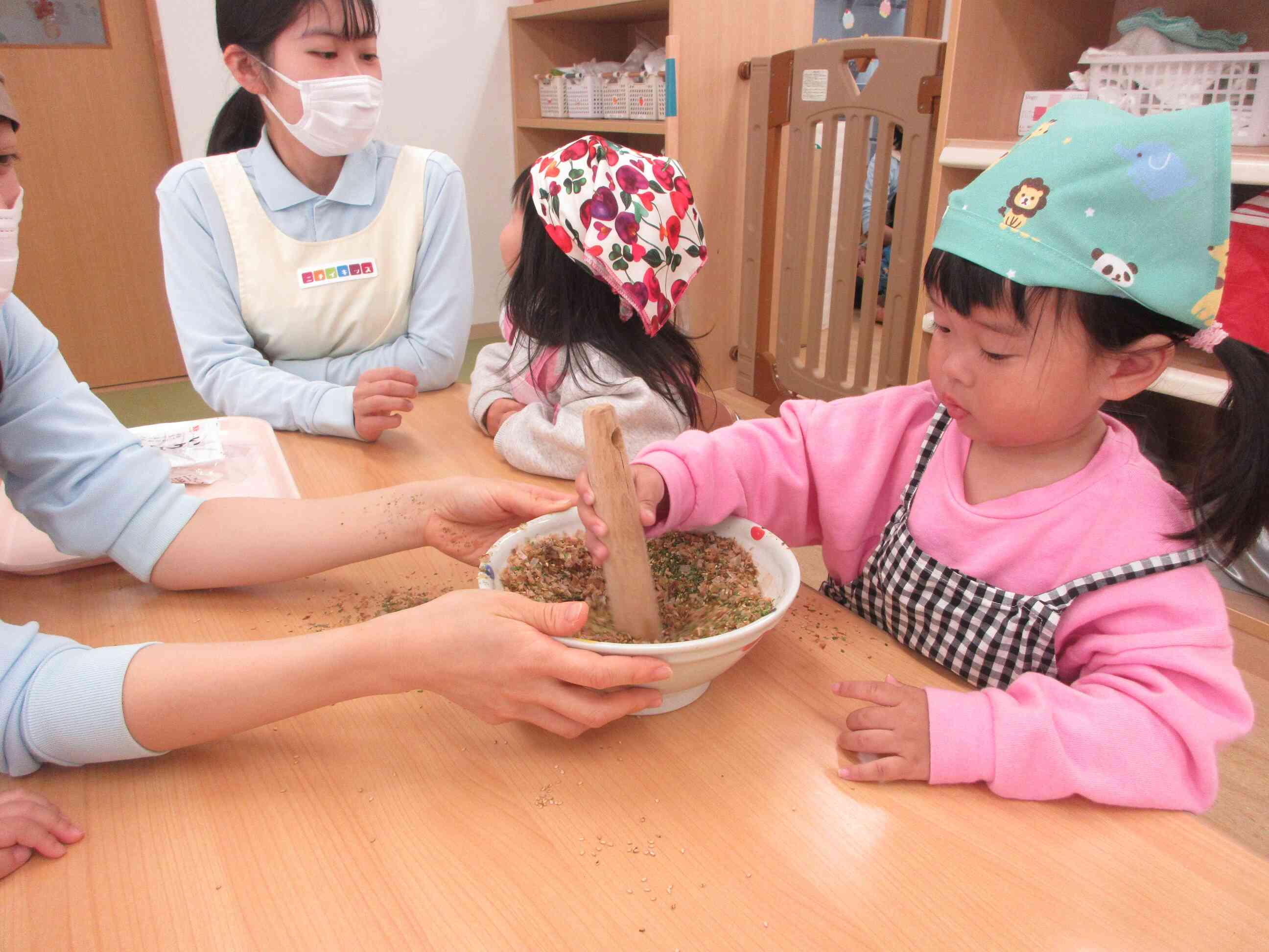 すり鉢とすりこ木を使って粉末にしていきますよ。