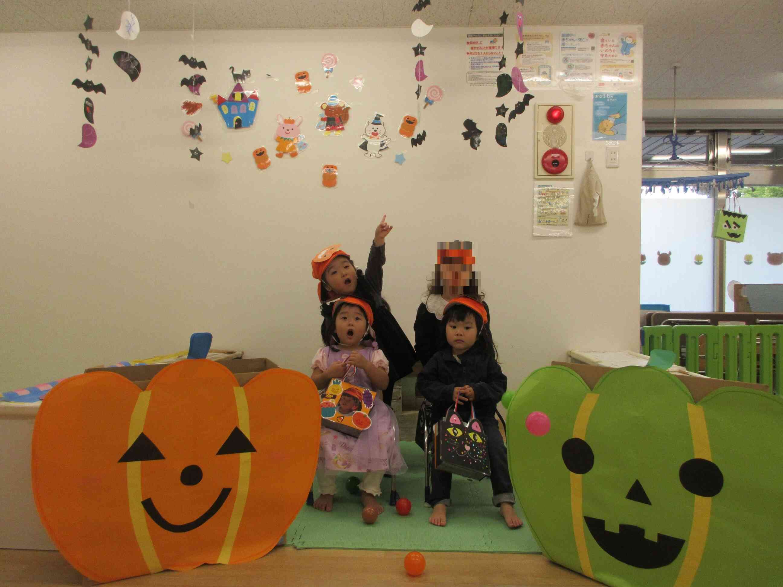 大きなかぼちゃでハイポーズの言葉は「トリック・オア・トリート！」