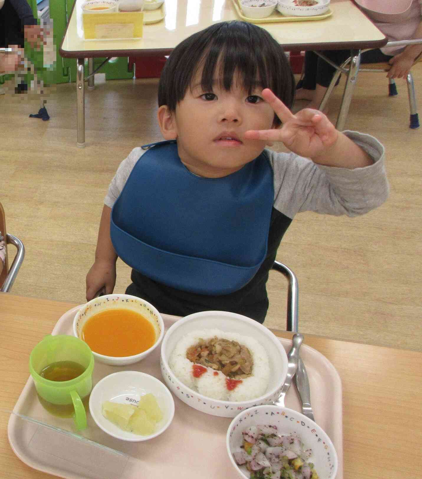 ジャックオーランタンに型どられたお給食。可愛くて食べたくないけど・・・いただきま～す