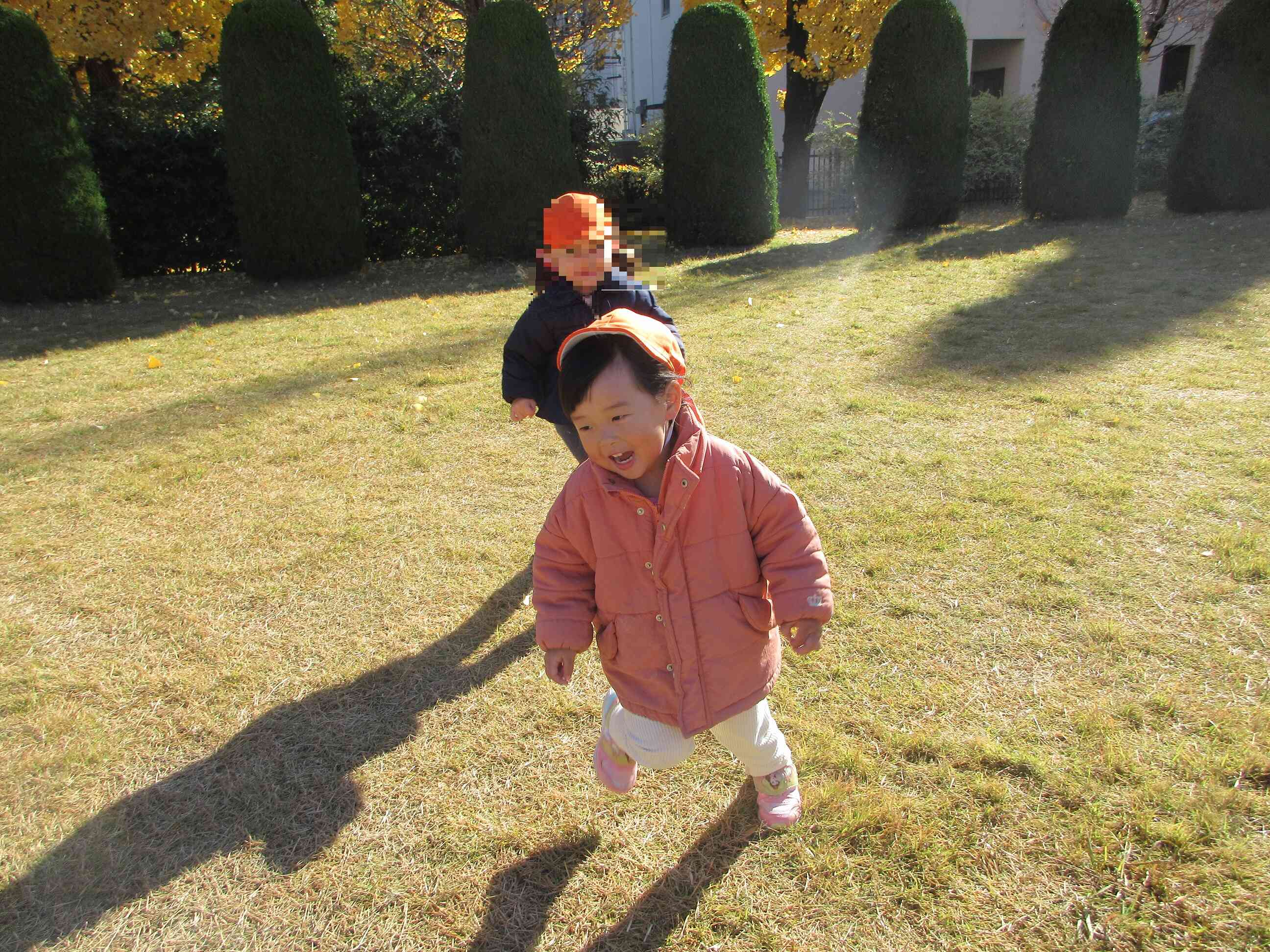 広場でおも言い切り「追いかけっこ」をしました