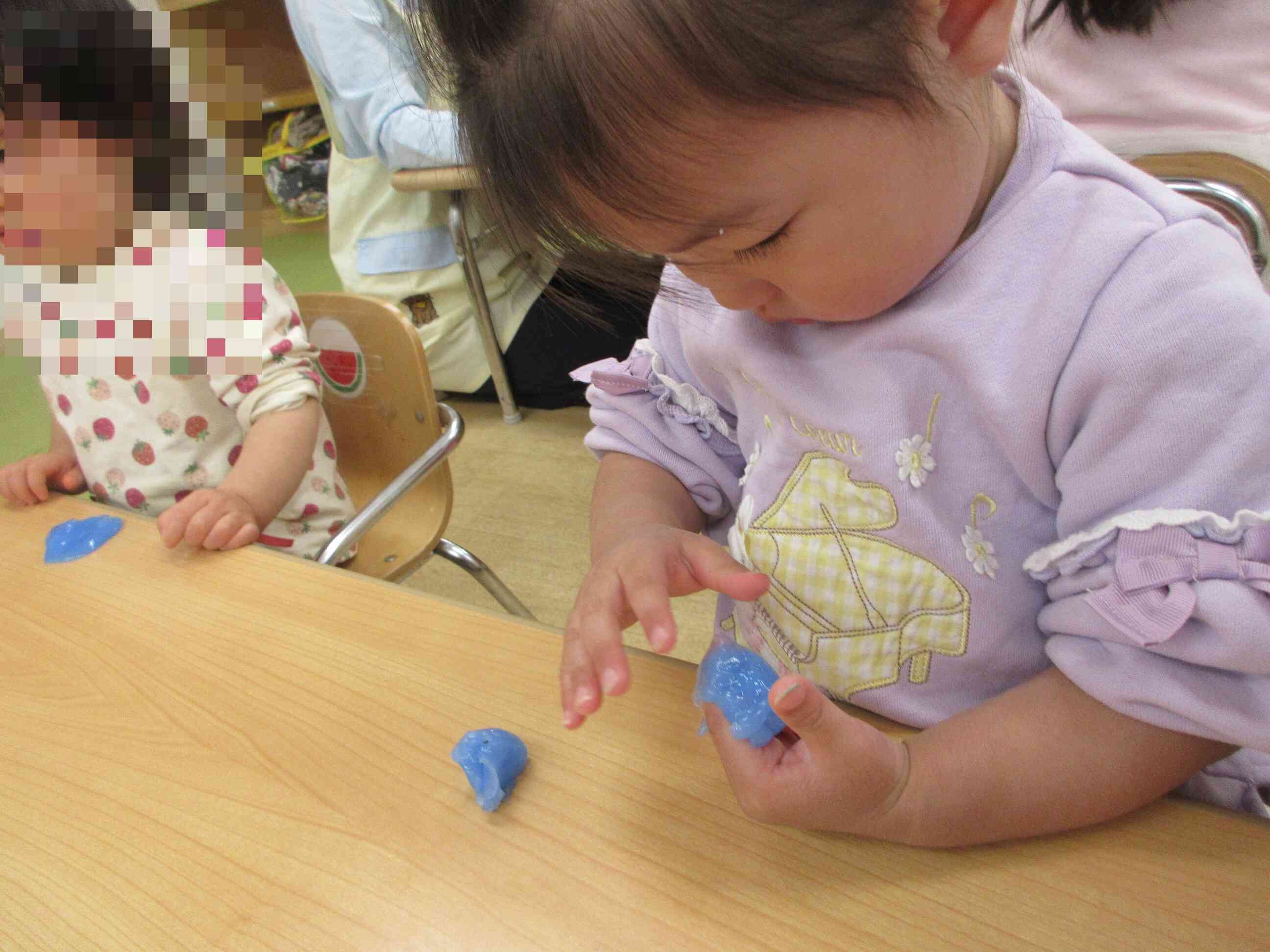 つめたいスライムに恐る恐る・・・