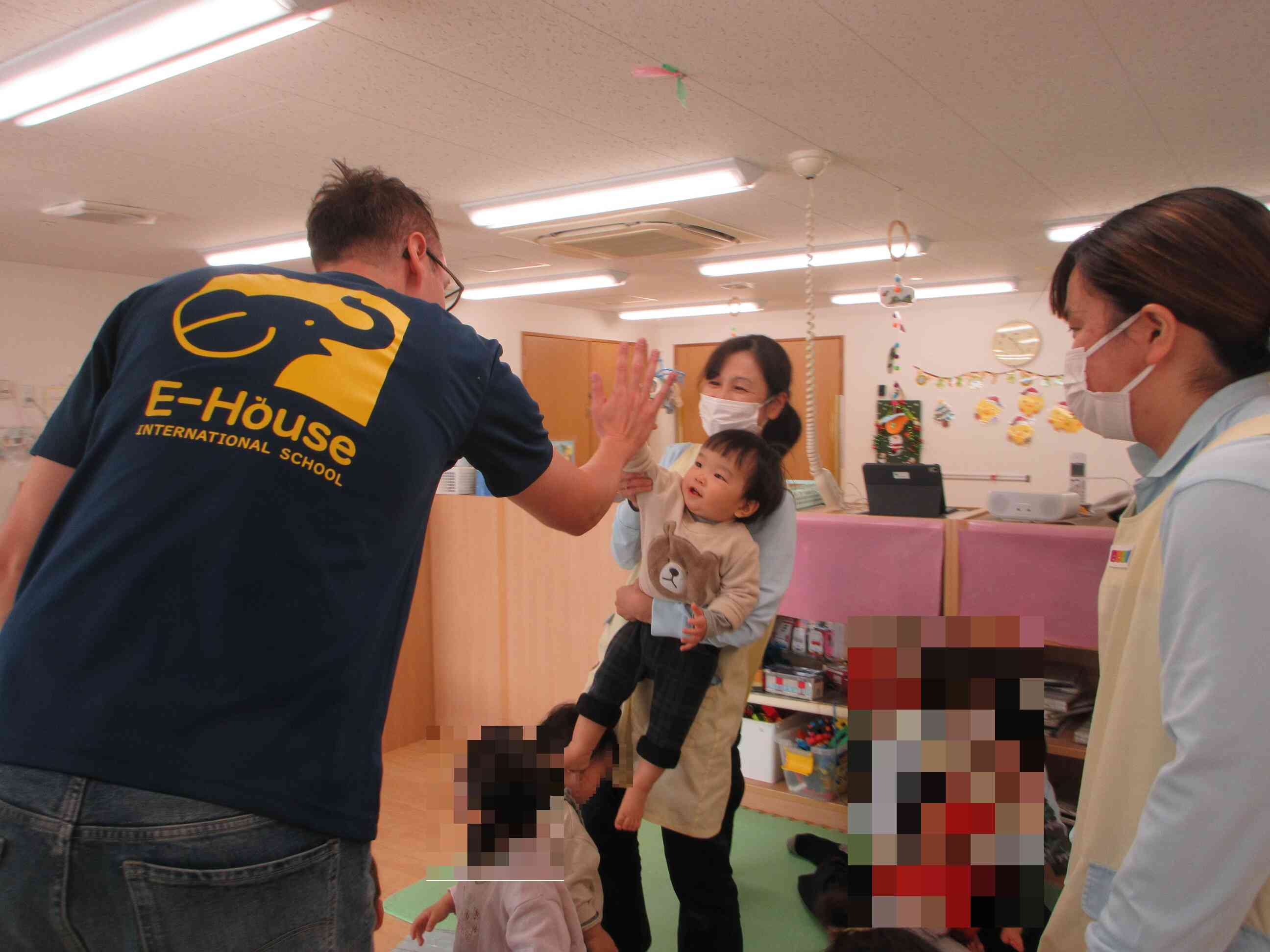 「See you」とハイタッチでお別れです