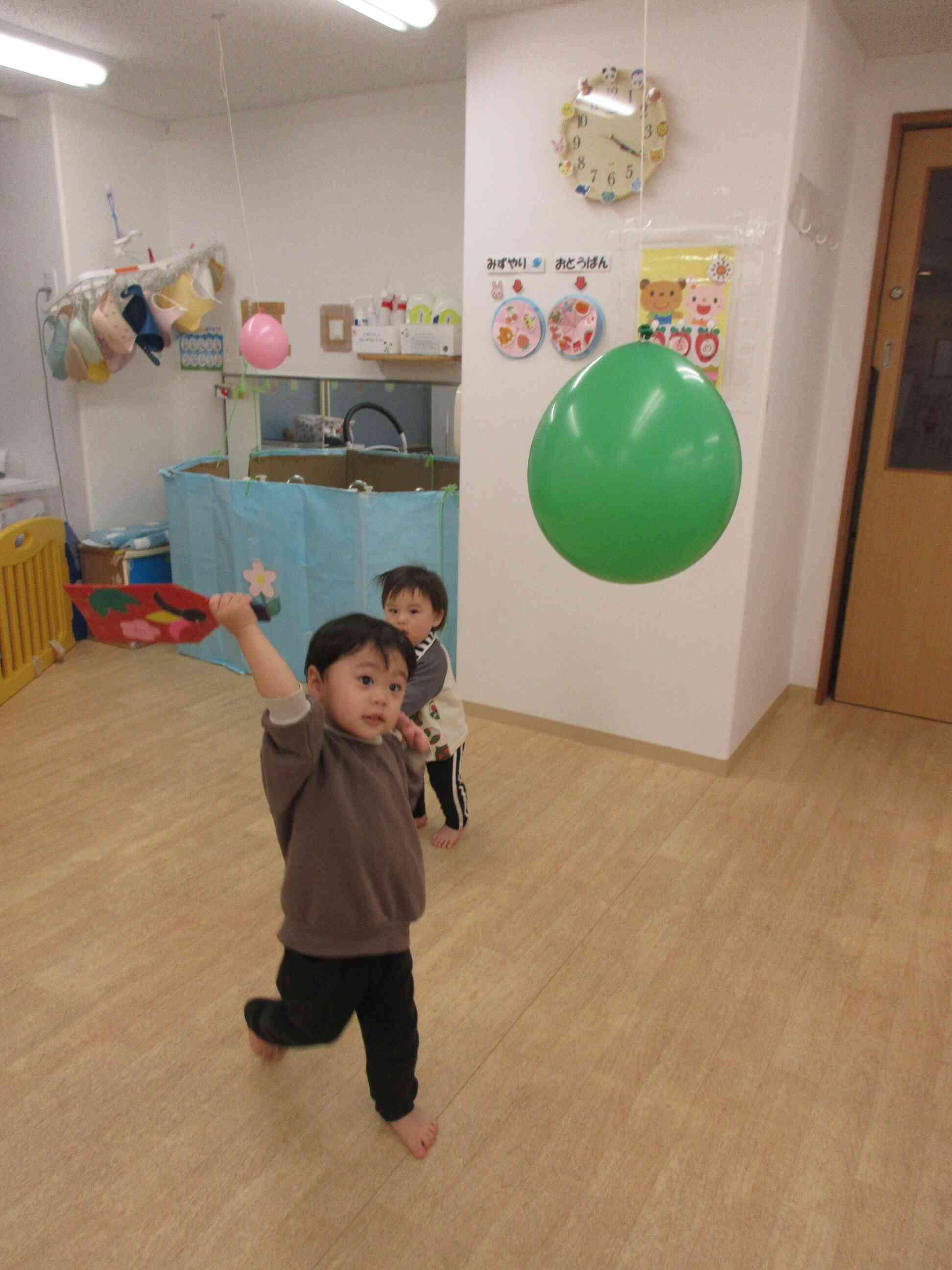 お手製の羽子板と風船