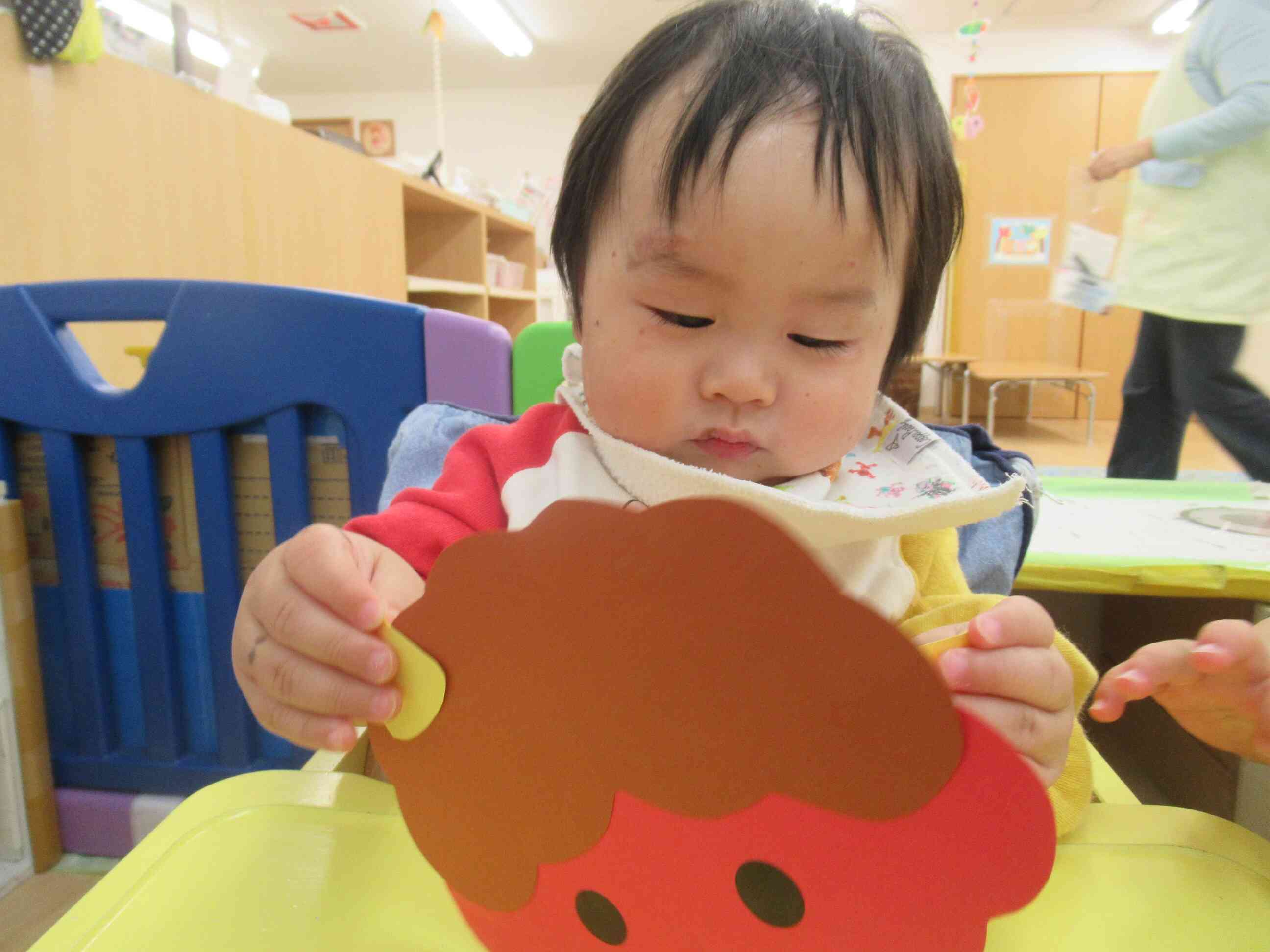 ひよこ組（０歳児クラス）の製作の様子