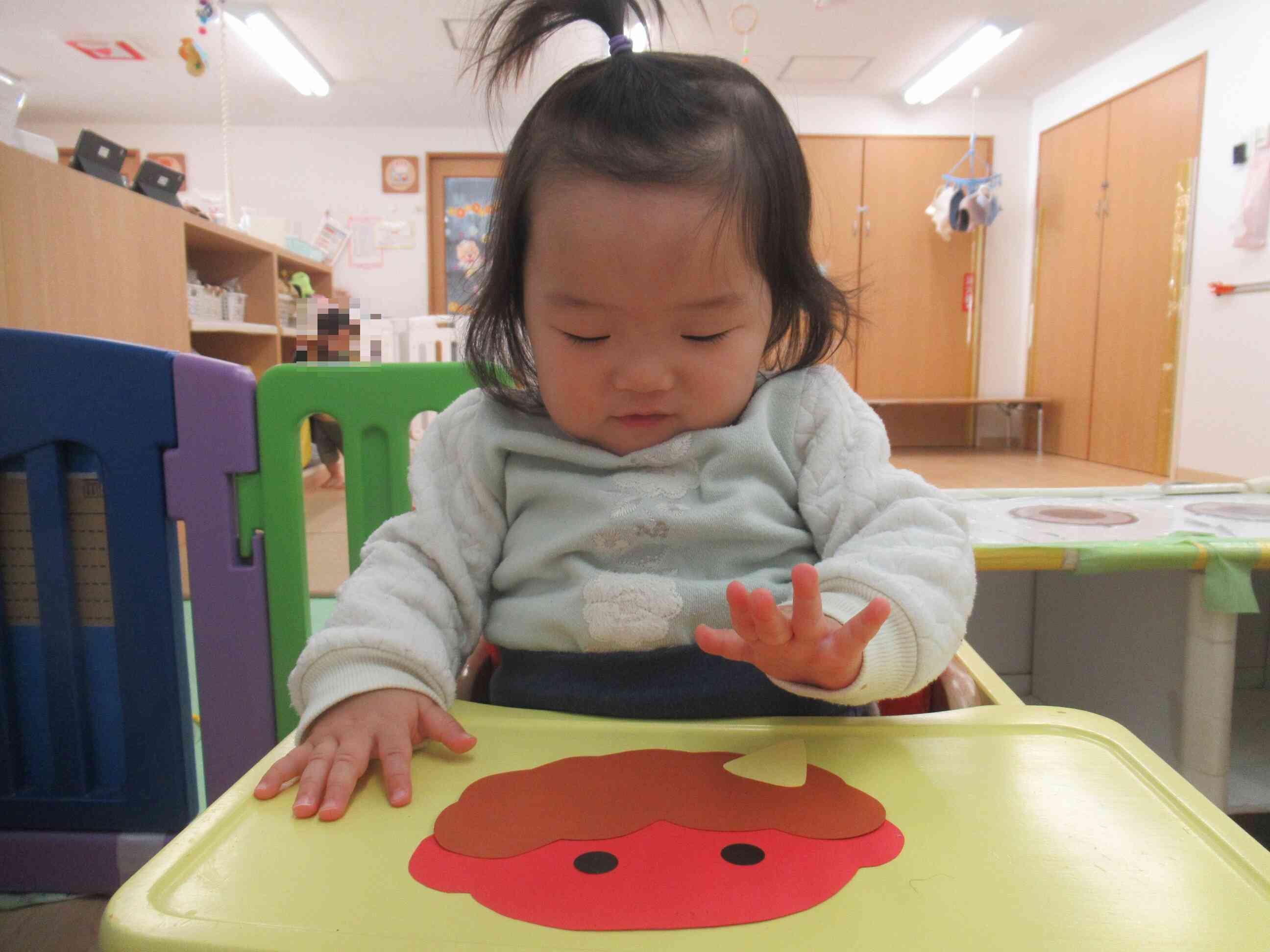 のりをつけてもらってツノをペタン！