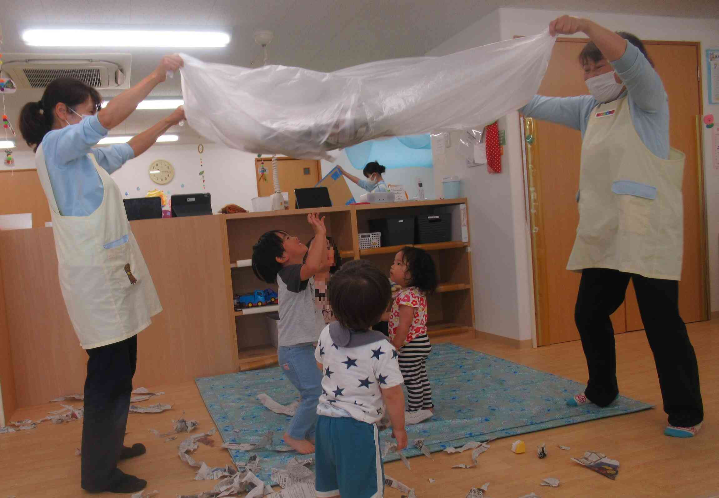 空から新聞紙が・・・・