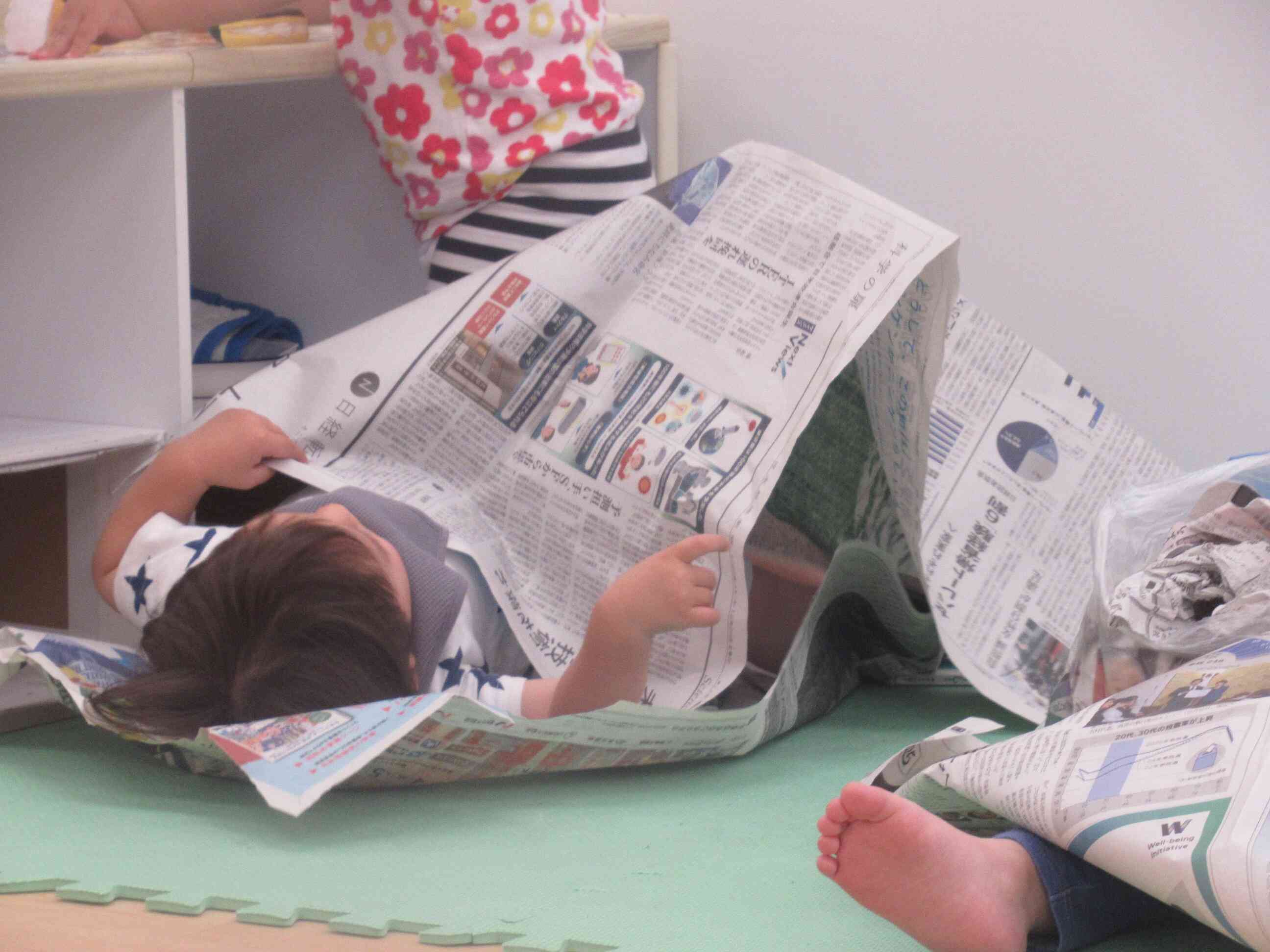 新聞紙のお布団でちょっとひと休み
