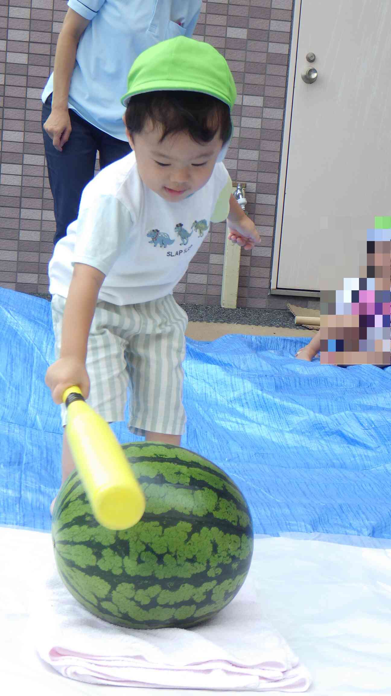 夏のワクワク行事「スイカ割り」