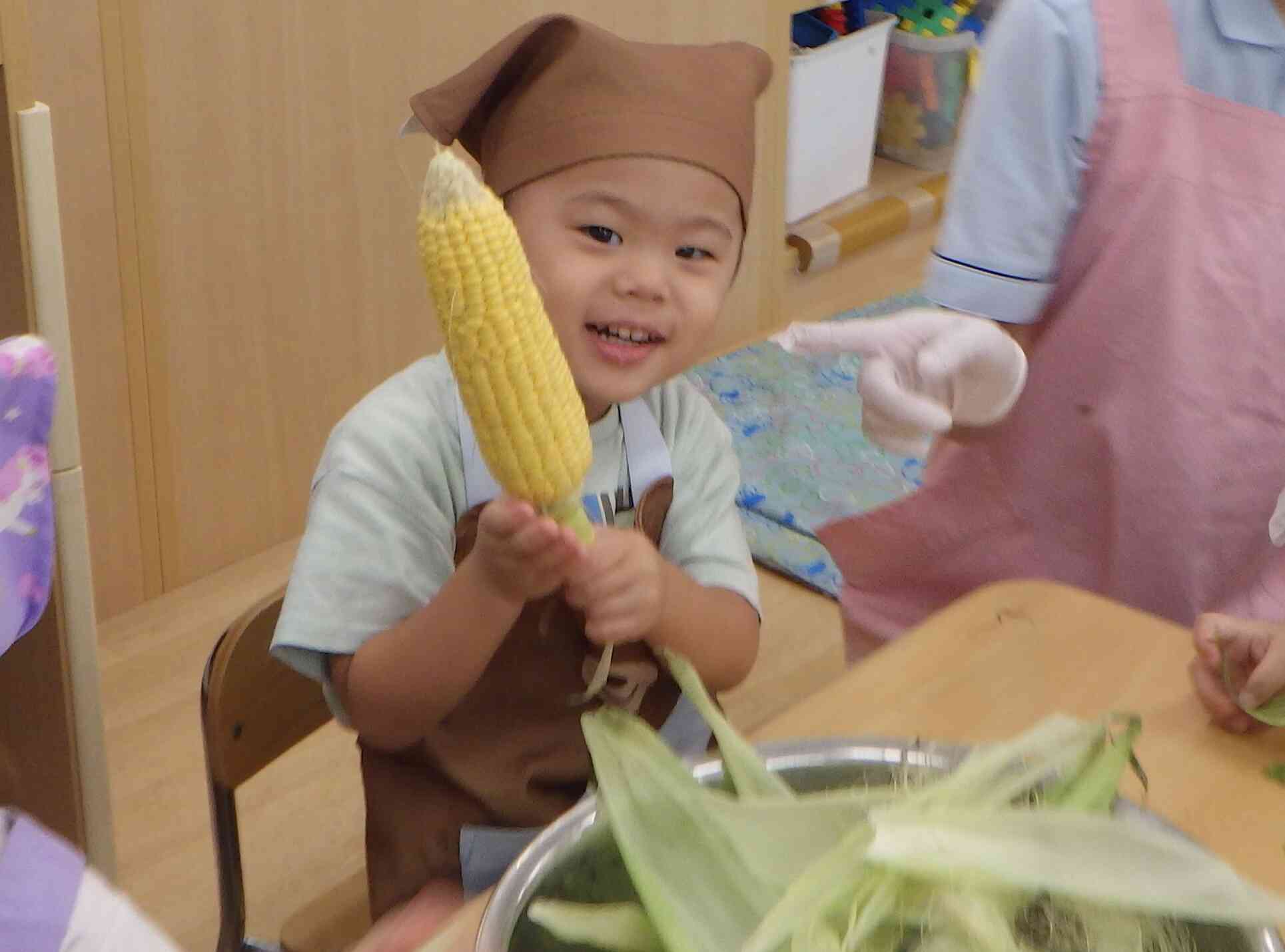 とうもろこしの皮むきに挑戦！～旬の食材にふれよう～
