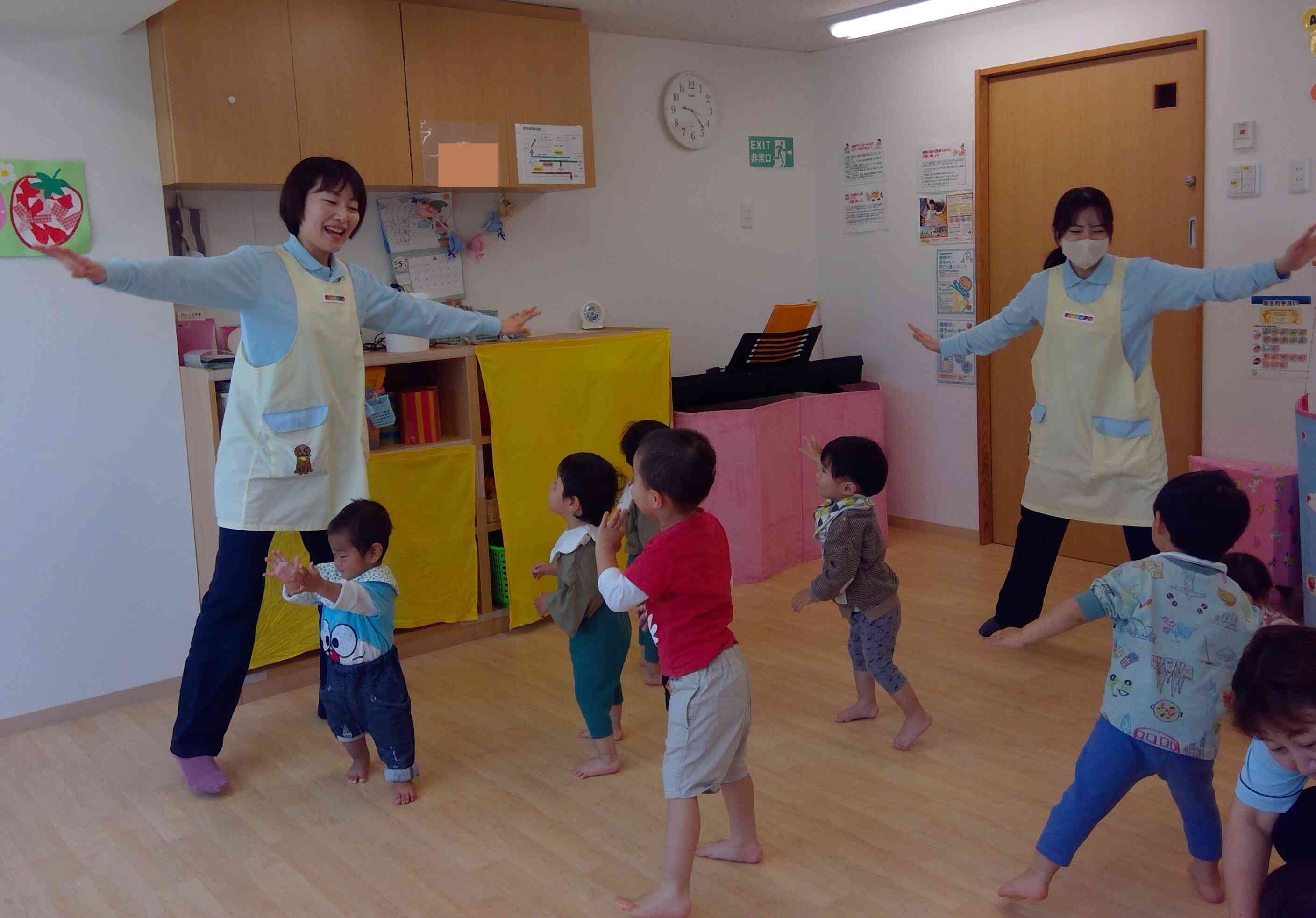 おやつの前に体操をしています!